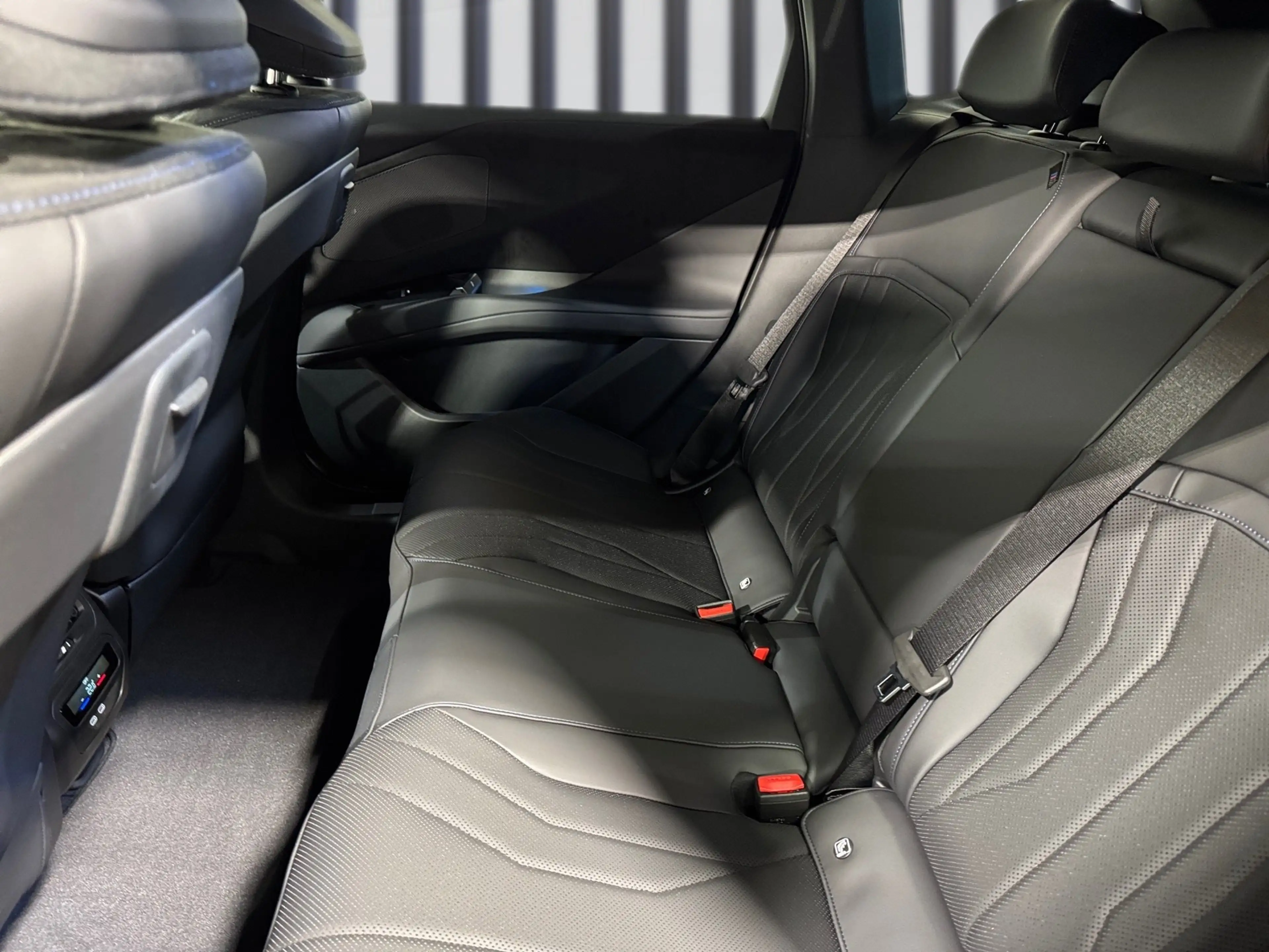 BMW iX3 40 sDrive — photo 8