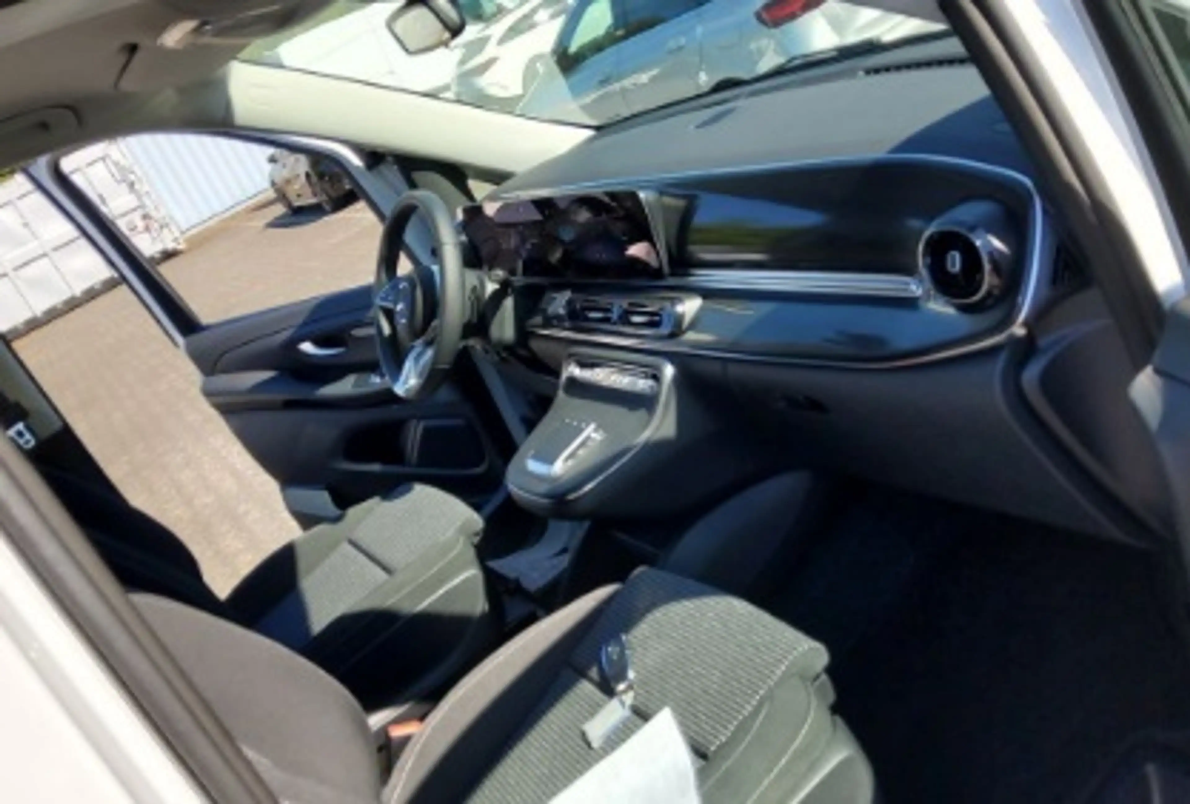Mercedes-Benz EQV 300 lang MBUX+MBeam+Fahrassist+LED+Wide+Cam — photo 4