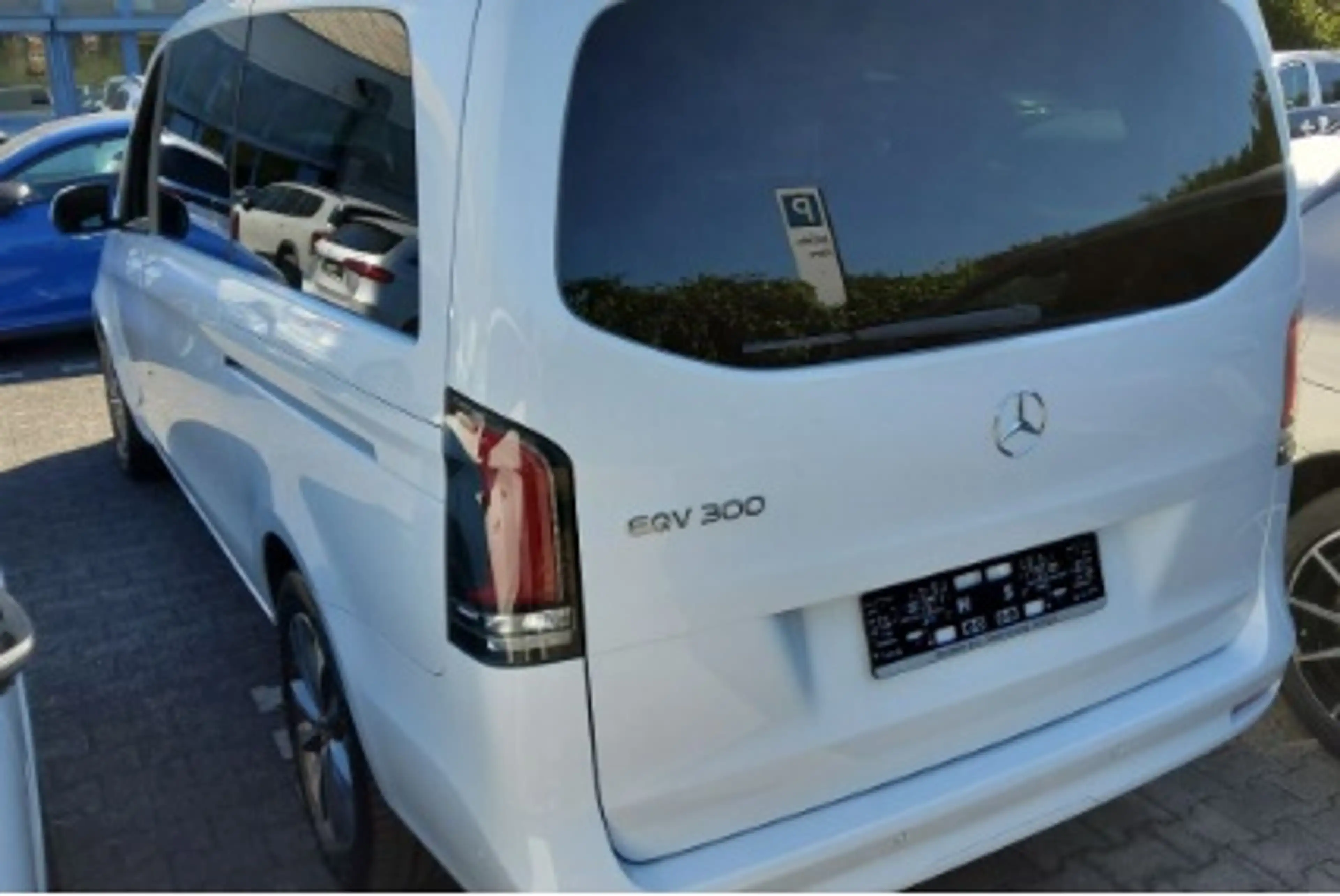 Mercedes-Benz EQV 300 lang MBUX+MBeam+Fahrassist+LED+Wide+Cam — photo 3
