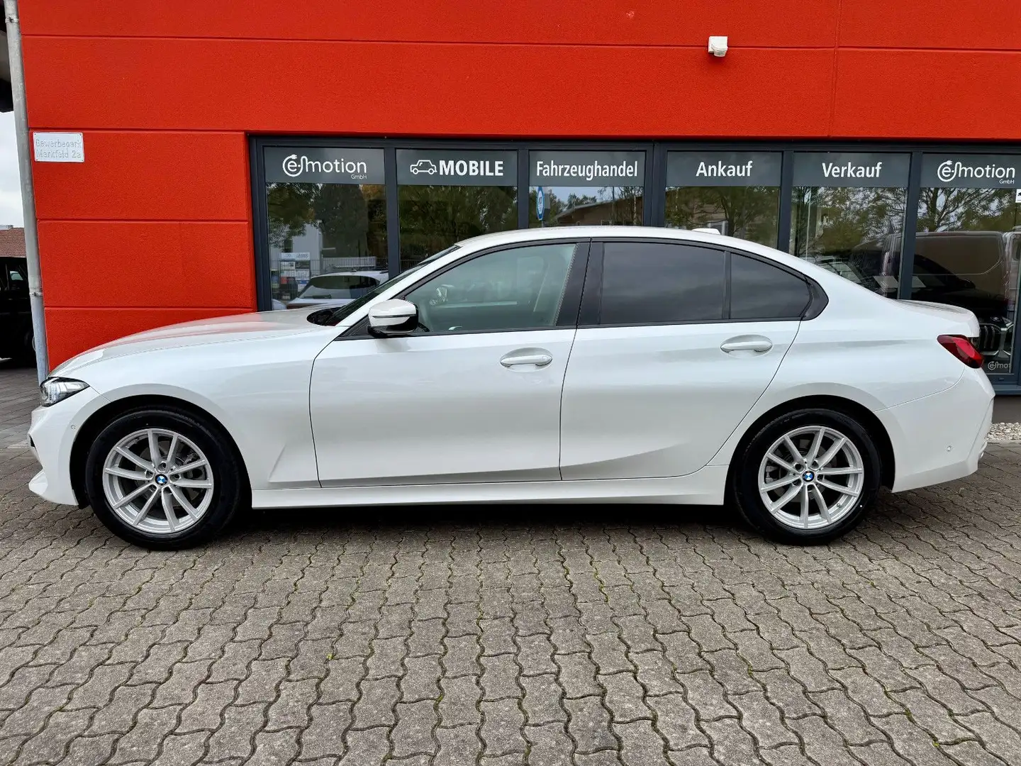 BMW 320 i Limousine Step.*HiFi*Leder*AHK*Head-Up*RFK* Weiß - 2