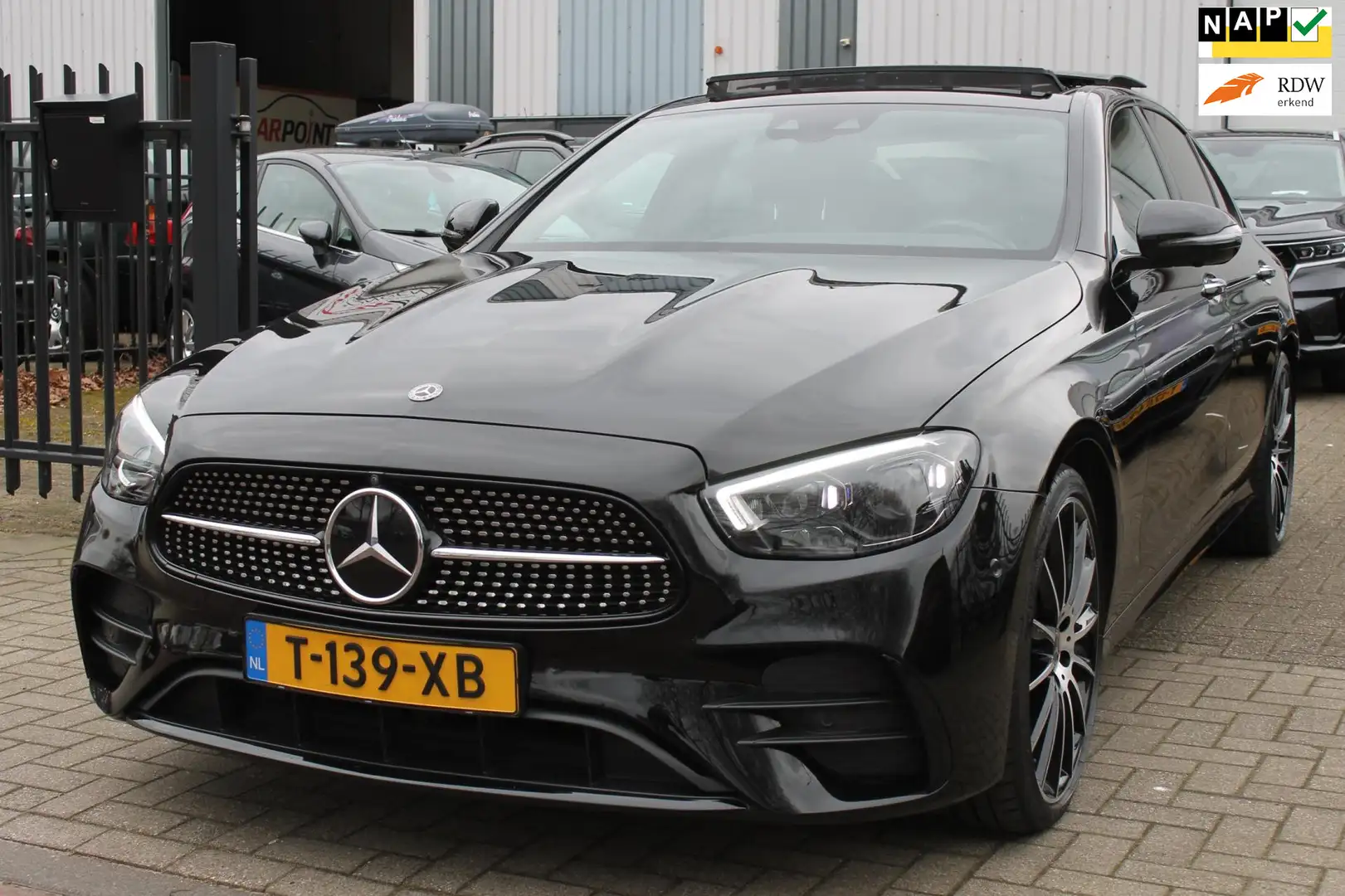 Mercedes-Benz E 300 AMG Line Pano ACC LED 360 Matrix Zwart - 1