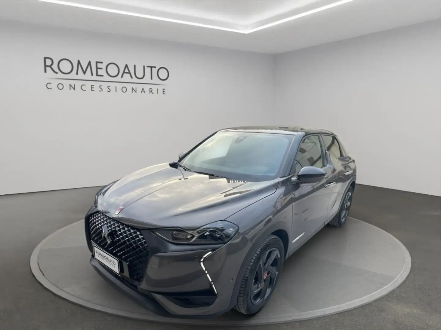 DS Automobiles DS 3 Crossback BlueHDi 130cv aut. Performance Line Grau - 2