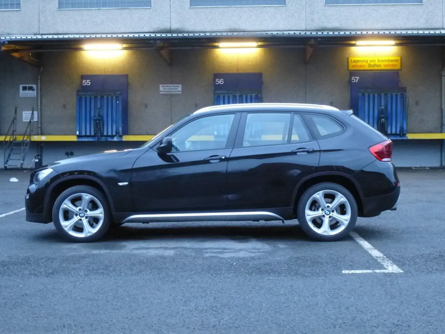 BMW X1 X1 sDrive20i Aut. Schwarz - 2