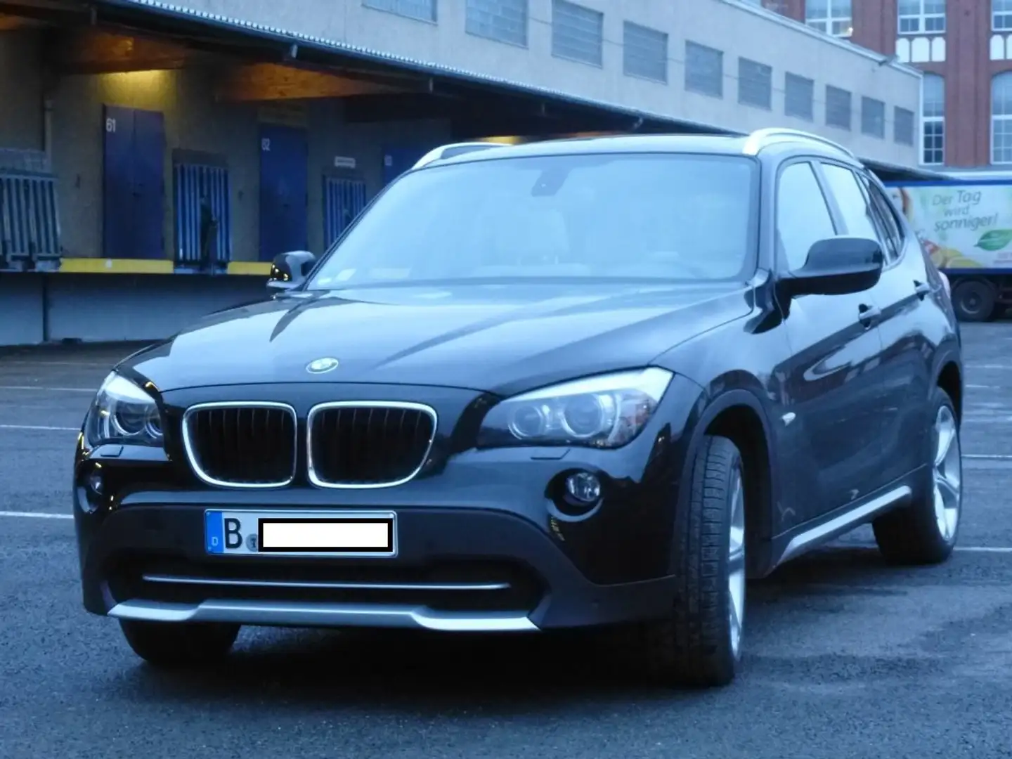 BMW X1 X1 sDrive20i Aut. Schwarz - 1