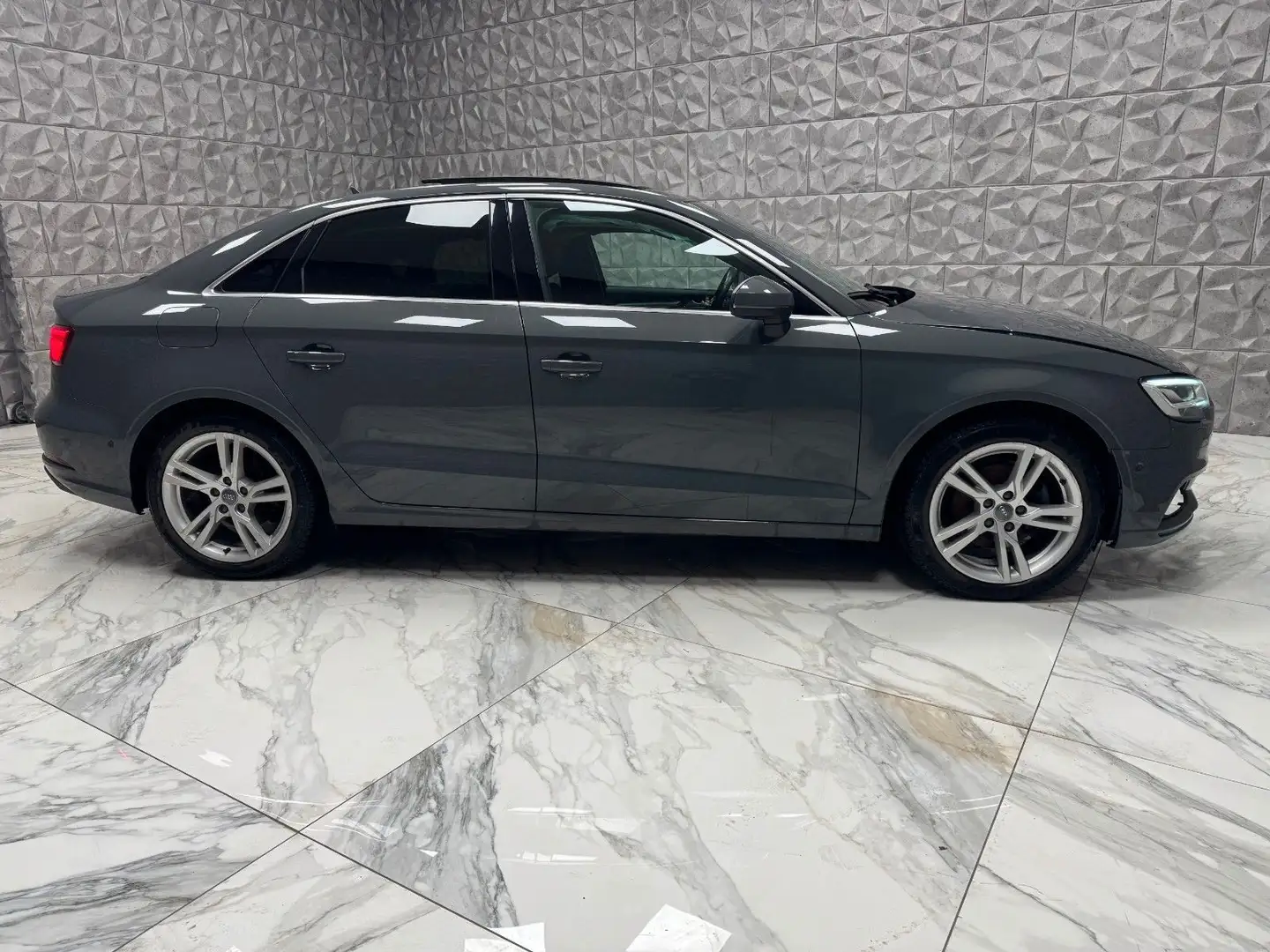 Audi A3 Limousine sport Grau - 2