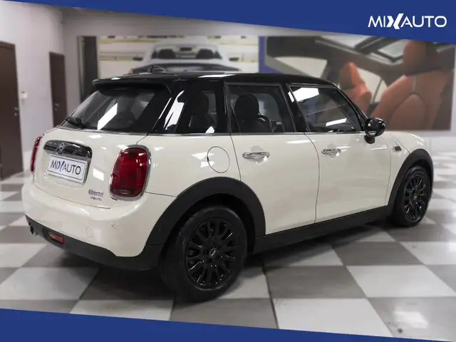 Mini Hatch view 5