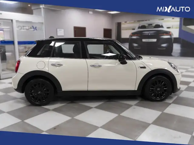 Mini Hatch view 6