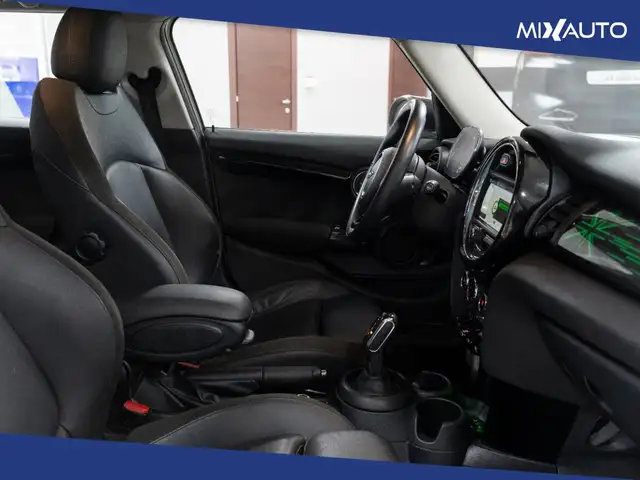 Mini Hatch view 14
