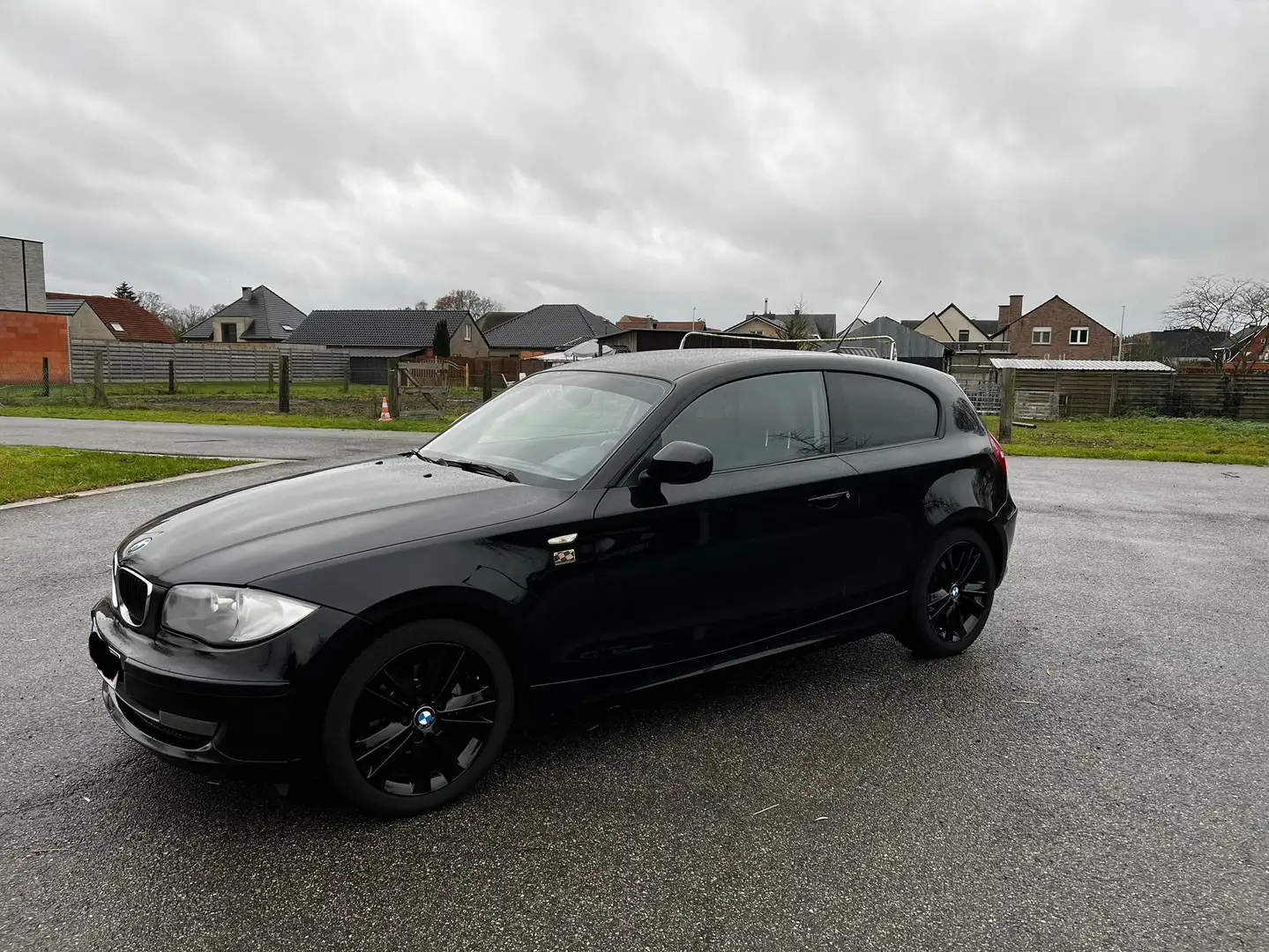 BMW 116 116d DPF Edition Sport Zwart - 2