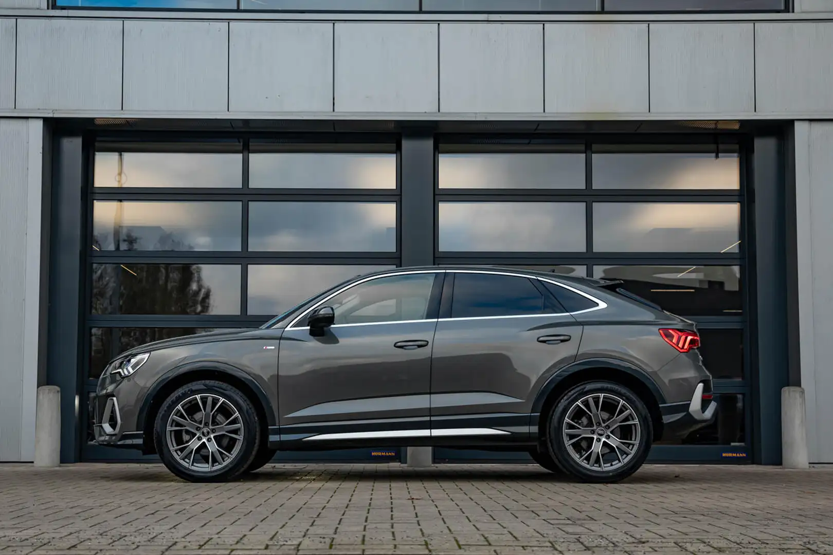 Audi Q3 35 TFSI | Sportback 150pk | Pano | Dodehoeksens... Grijs - 2
