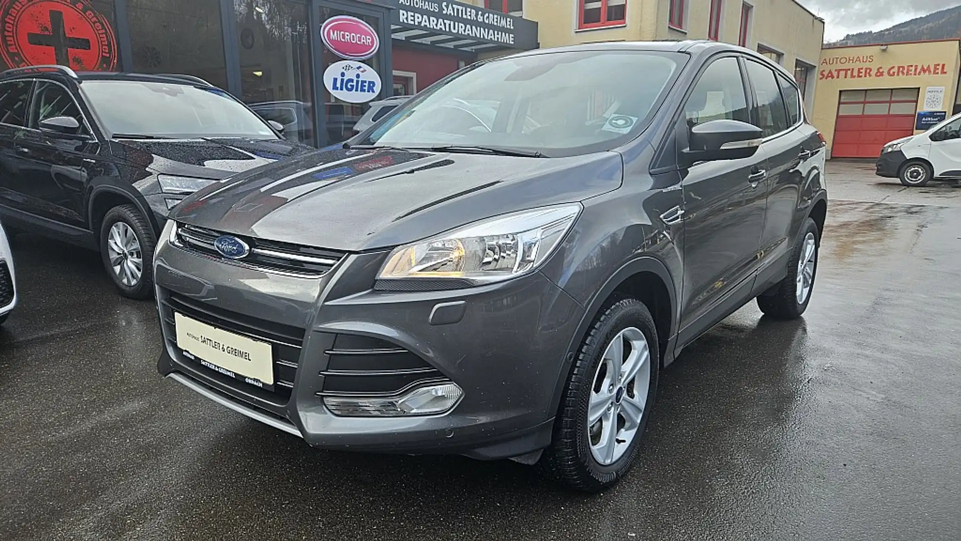 Ford Kuga 2,0 TDCi Titanium 4x4 Aut. Grau - 2