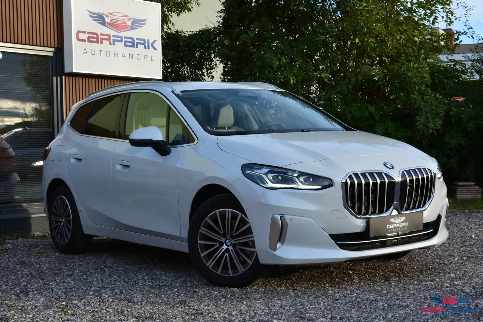 BMW 220 220i Luxury Line Active Tourer 48 V Aut. Weiß - 1