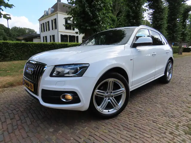 2010 Audi Q5 in White for sale