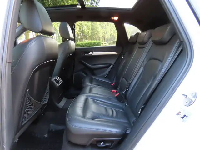 Audi Q5 view 10