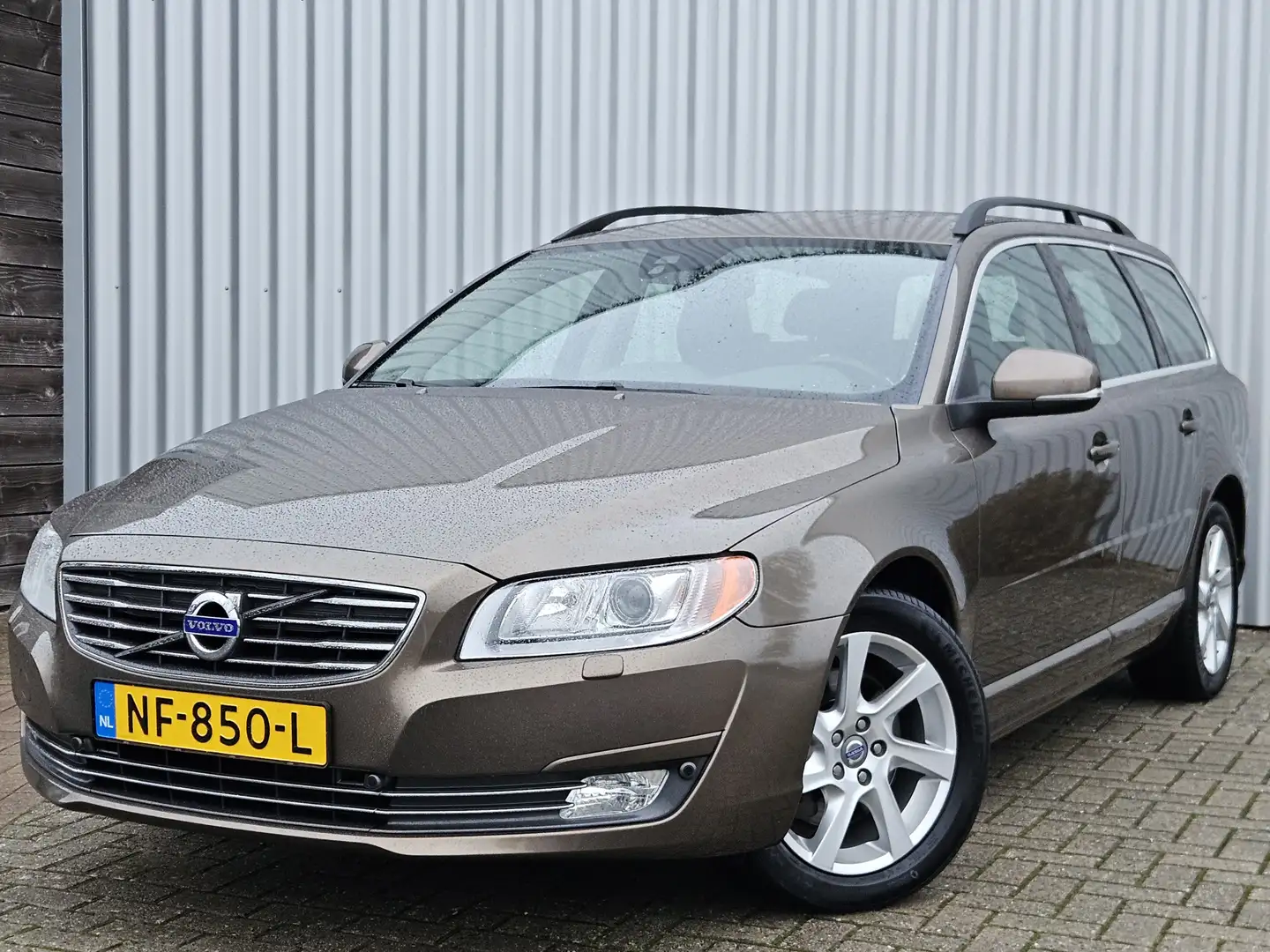 Volvo V70 2.0 D4 5-Cilinder Summum /Automaat/Dealer Onderhou Braun - 1