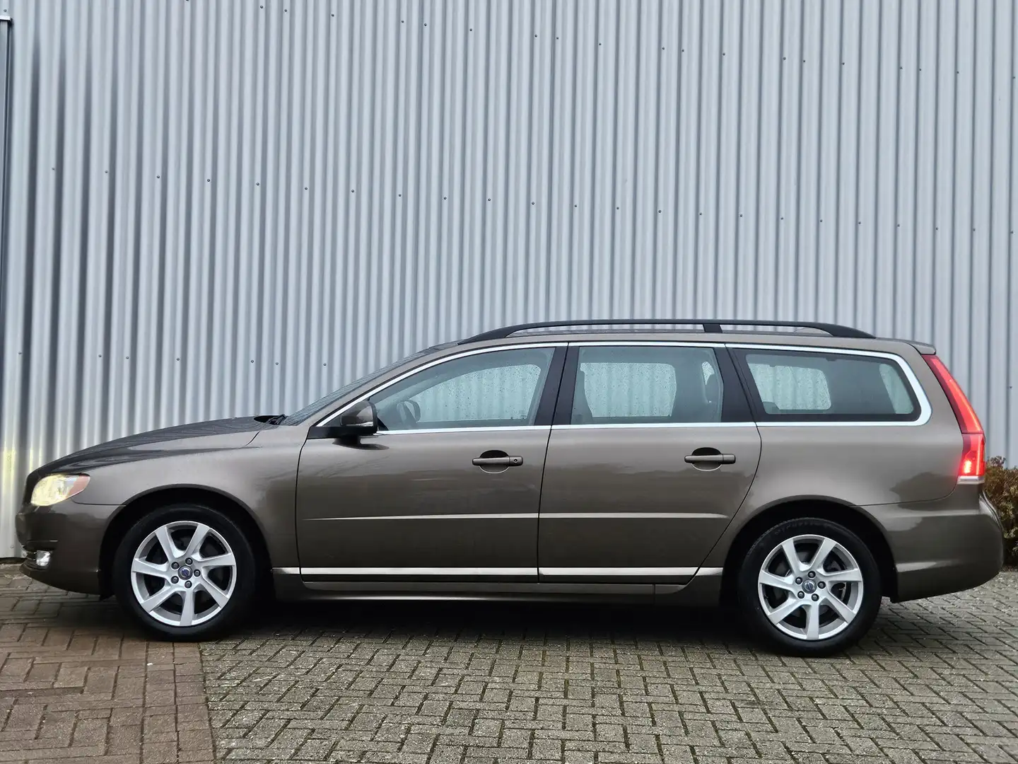 Volvo V70 2.0 D4 5-Cilinder Summum /Automaat/Dealer Onderhou Braun - 2