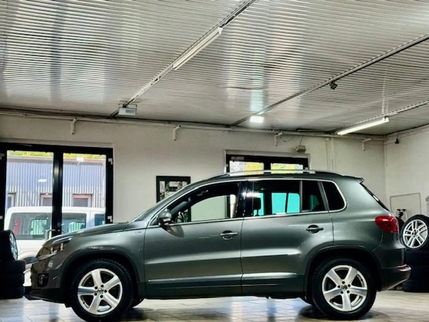 Volkswagen Tiguan Lounge Sport & Style*RFK*MFL*AHK*Parkassi.*Pano* Grau - 2