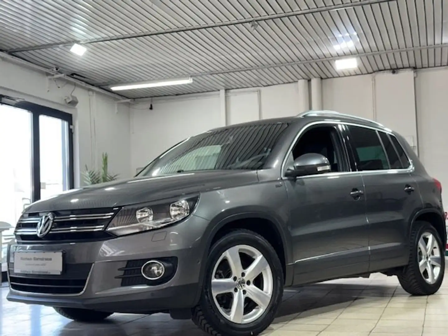 Volkswagen Tiguan Lounge Sport & Style*RFK*MFL*AHK*Parkassi.*Pano* Grau - 1