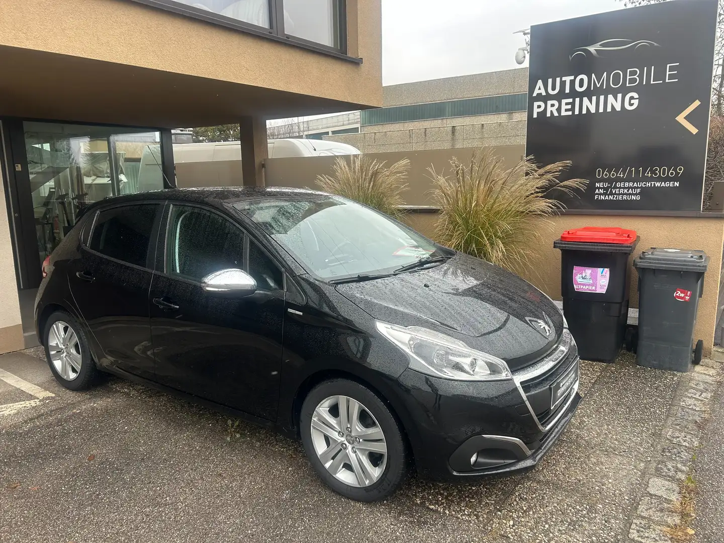 Peugeot 208 Style Schwarz - 1