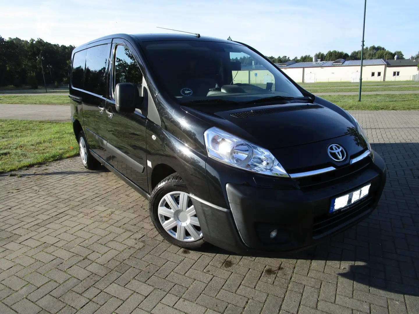 Toyota Proace Proace D-4D 2,0-l-D-4D L2H1 Fekete - 2