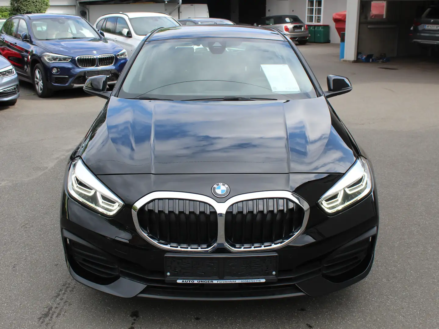 BMW 116 116 i Aut nur 24000 Km Schwarz - 2