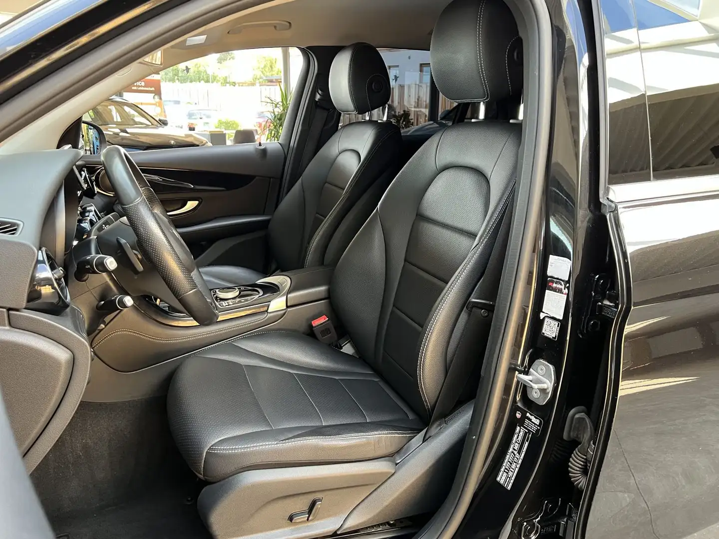 Mercedes-Benz 250 GLC GLC250 4Matic Aut Offroad Style Navi LED PDC Černá - 2