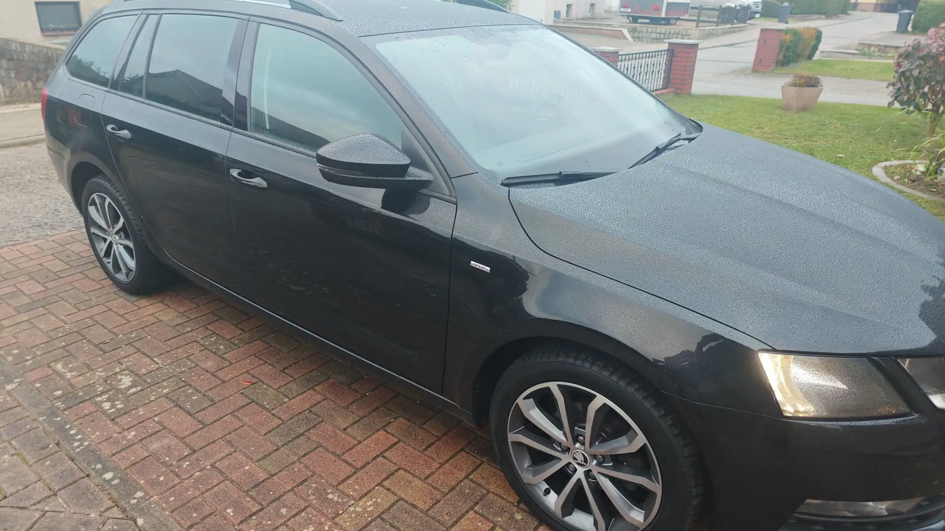 Skoda Octavia Combi 1.6 TDI Drive Schwarz - 1