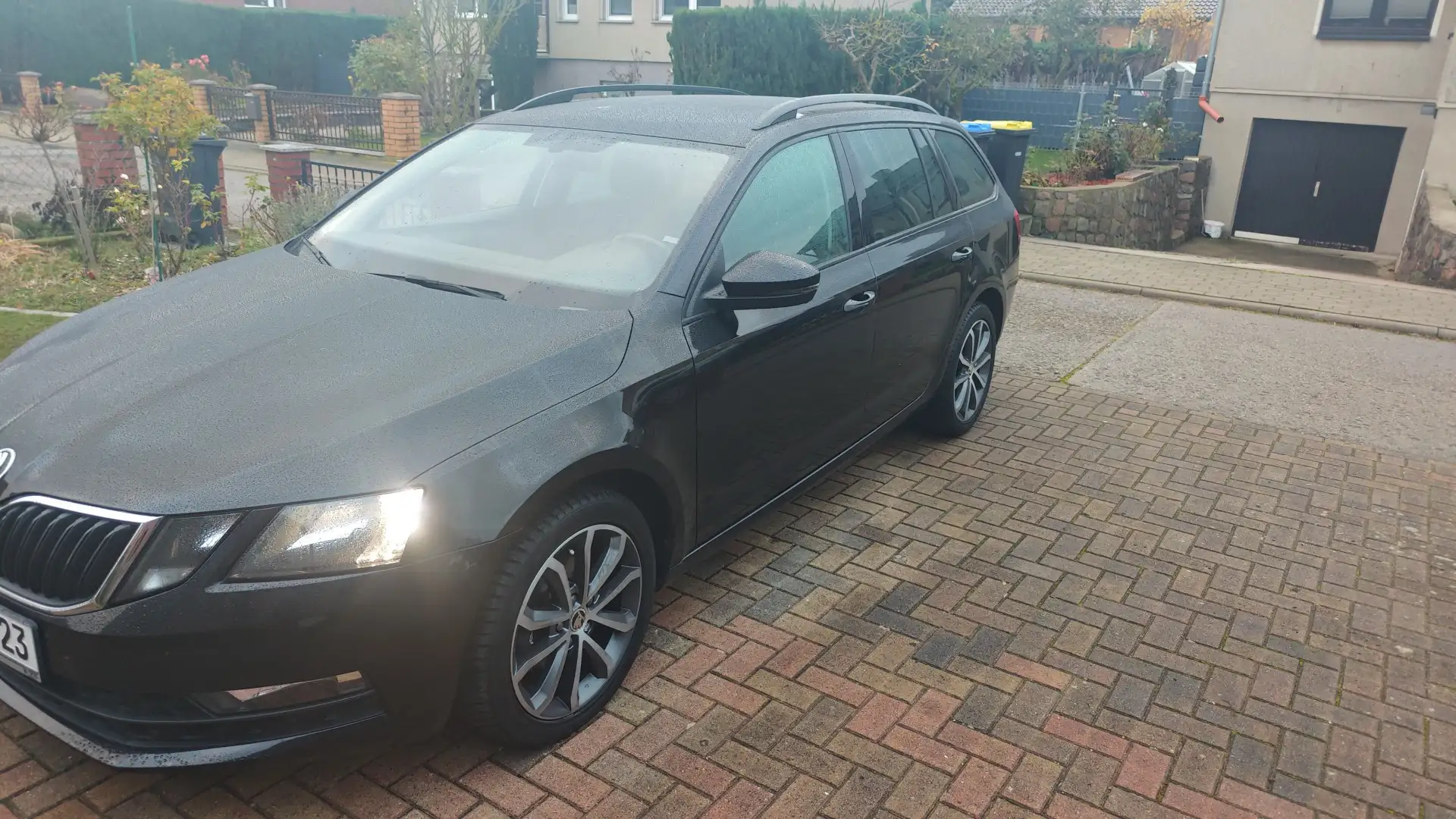 Skoda Octavia Combi 1.6 TDI Drive Schwarz - 2