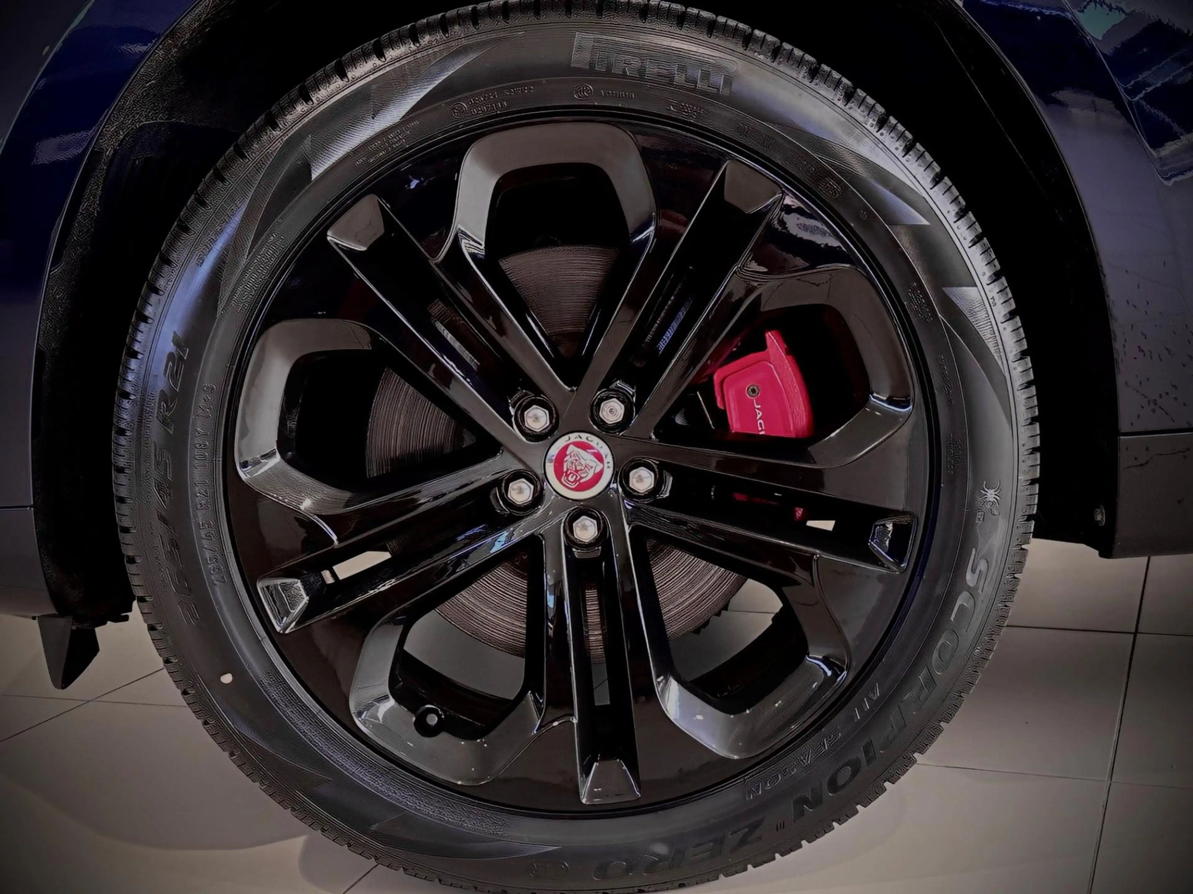 Jaguar F-Pace P400e R-Dynamic Black | Panorama dak | Cold Climat — photo 17