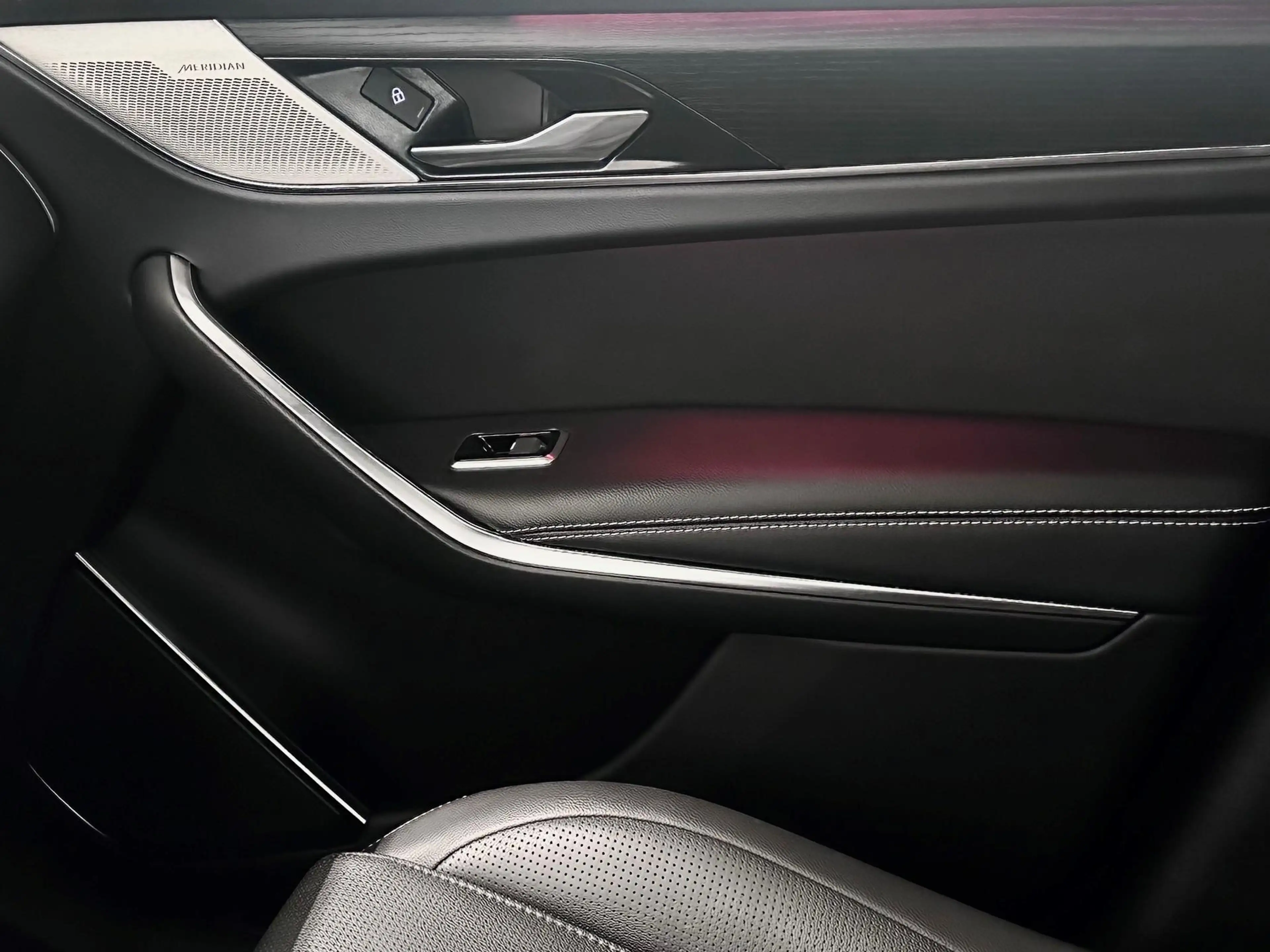 Jaguar F-Pace P400e R-Dynamic Black | Panorama dak | Cold Climat — photo 35