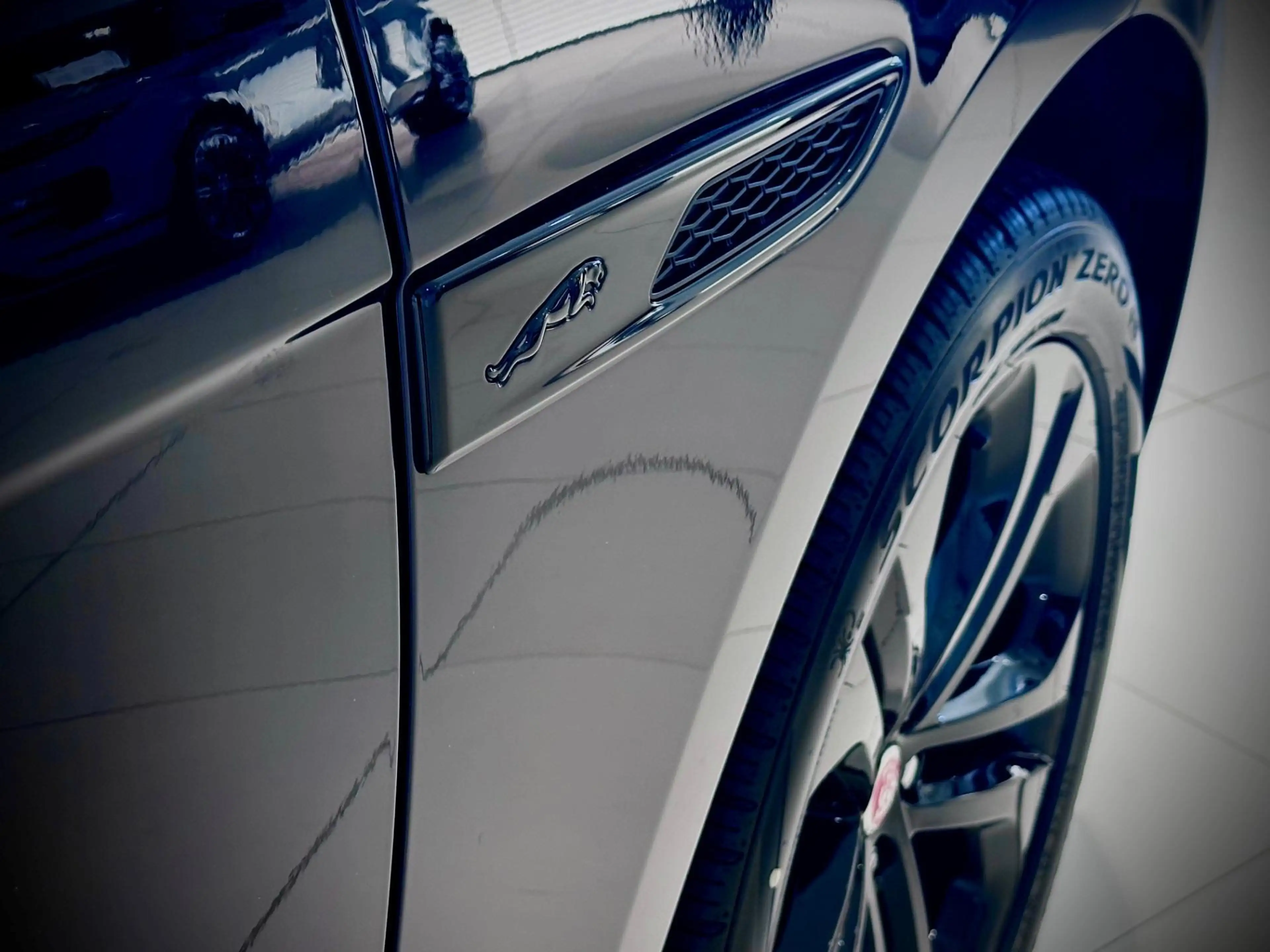 Jaguar F-Pace P400e R-Dynamic Black | Panorama dak | Cold Climat — photo 22