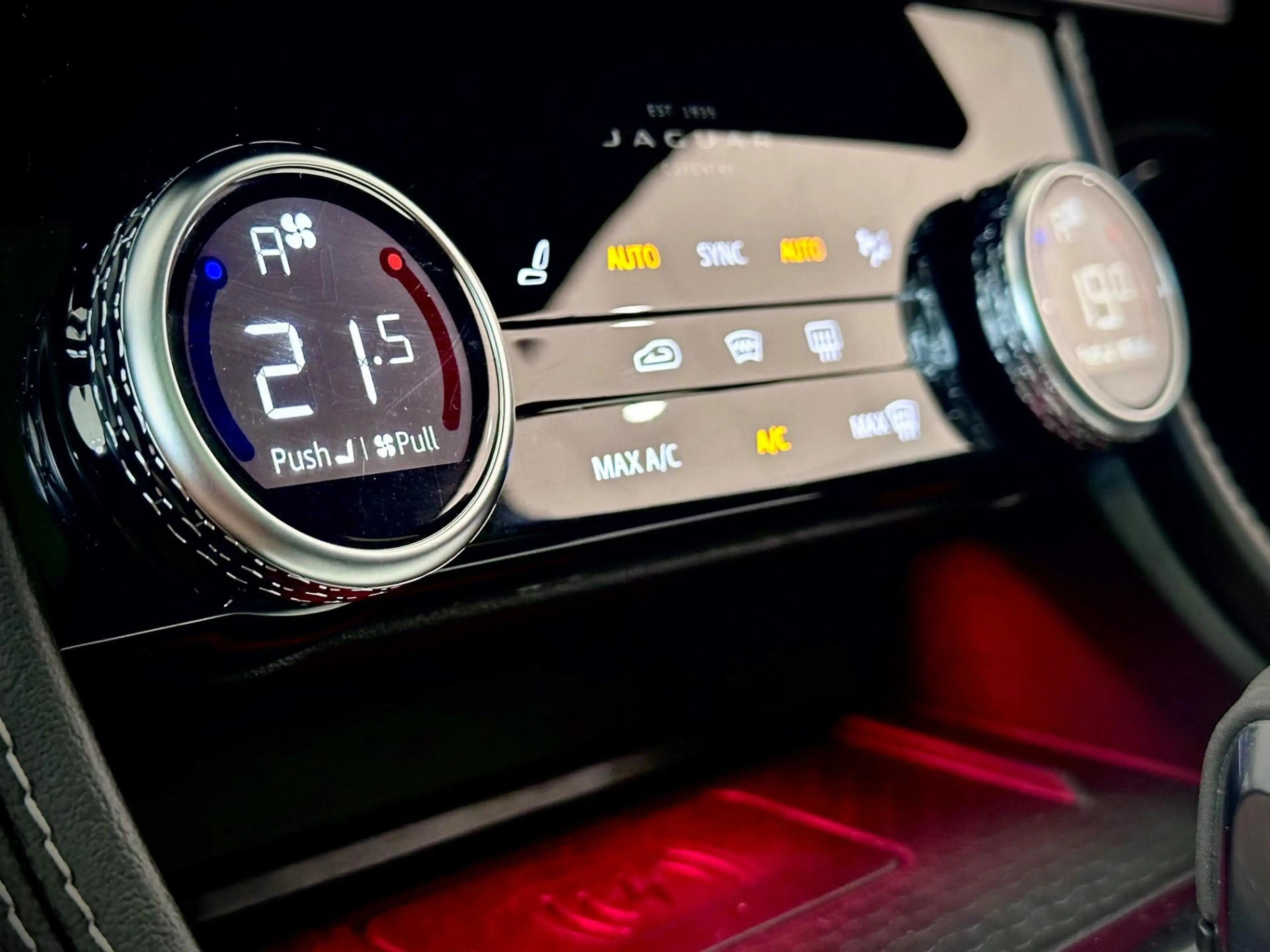 Jaguar F-Pace P400e R-Dynamic Black | Panorama dak | Cold Climat — photo 29