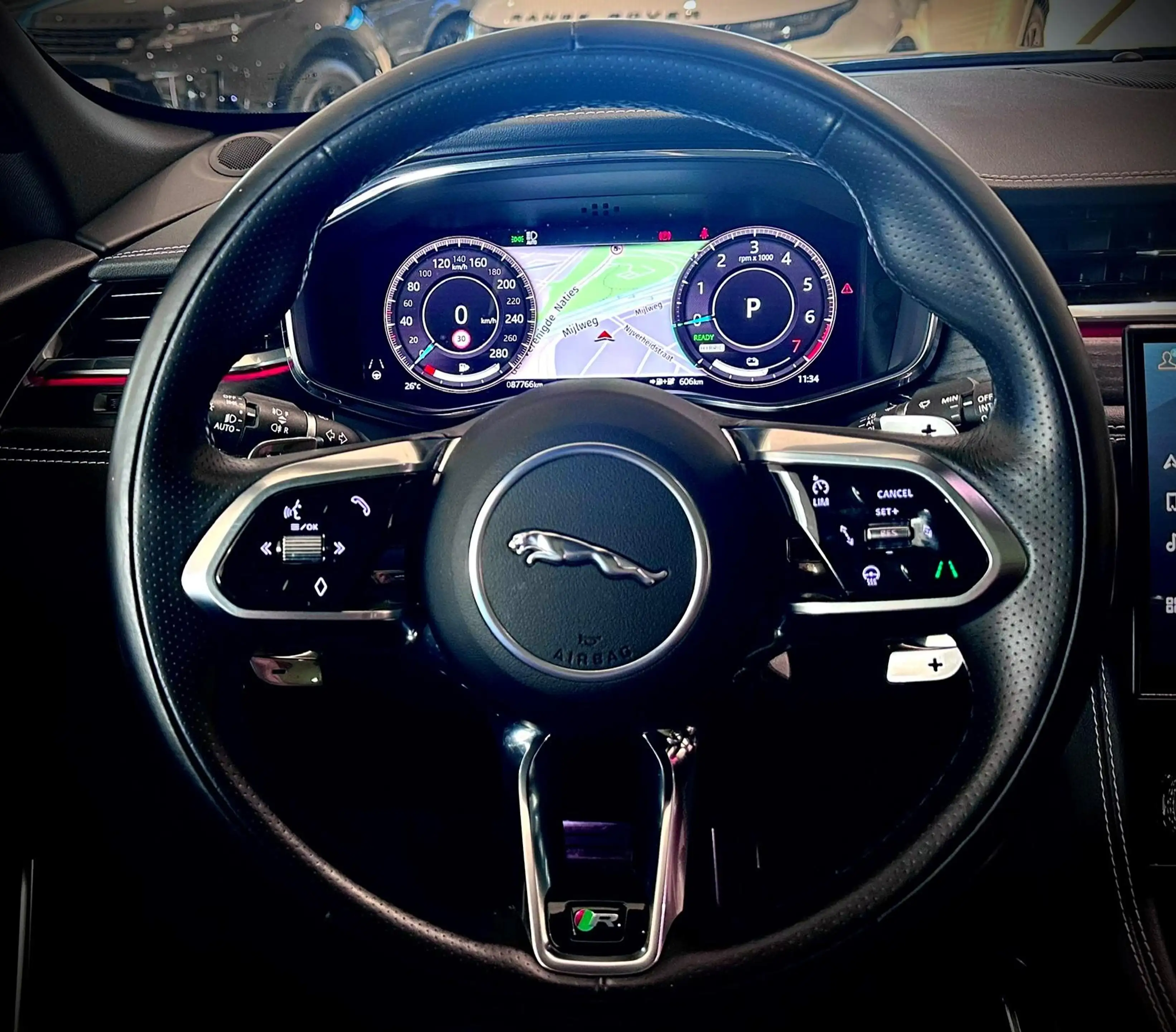 Jaguar F-Pace P400e R-Dynamic Black | Panorama dak | Cold Climat — photo 15