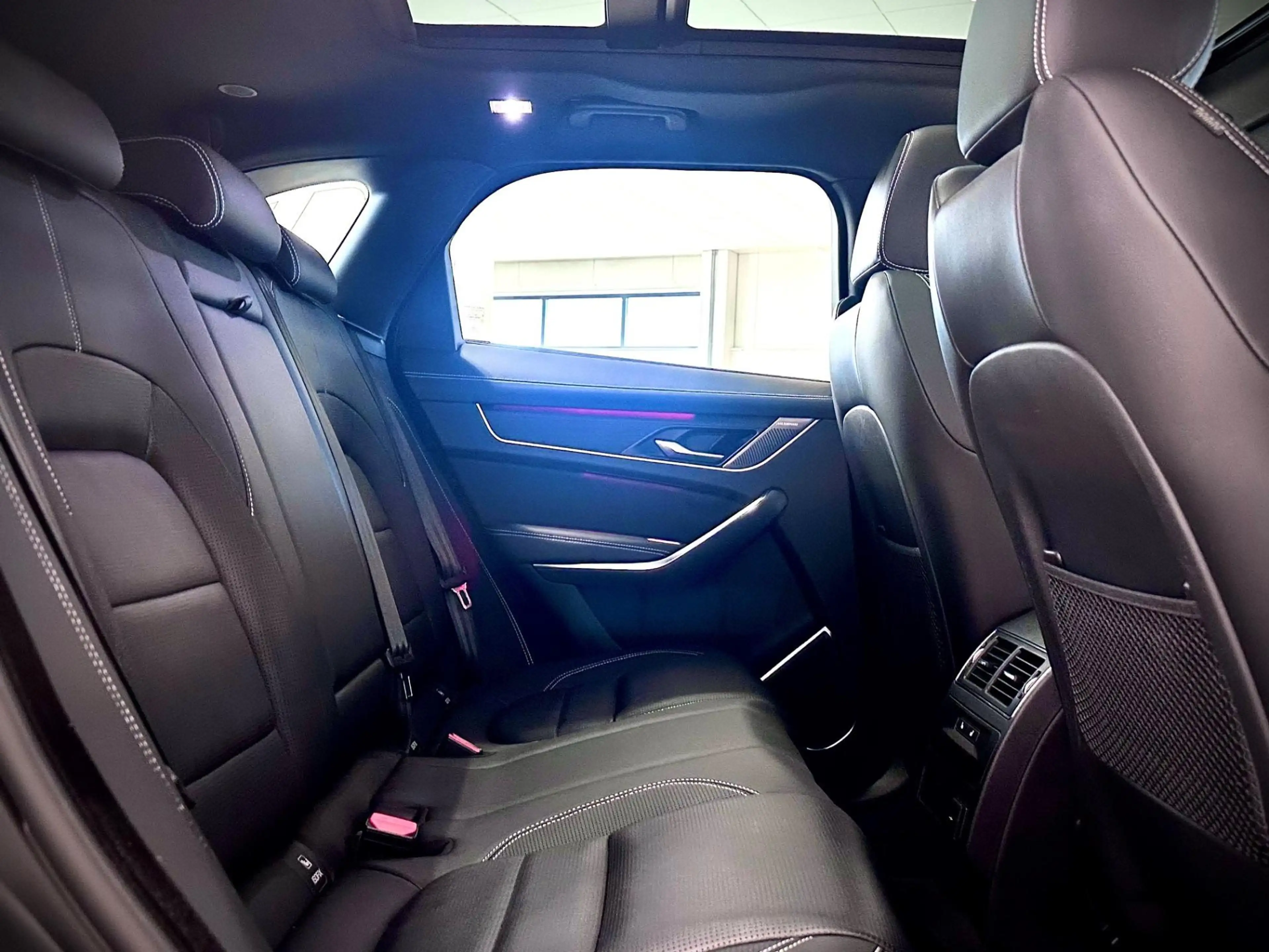 Jaguar F-Pace P400e R-Dynamic Black | Panorama dak | Cold Climat — photo 7