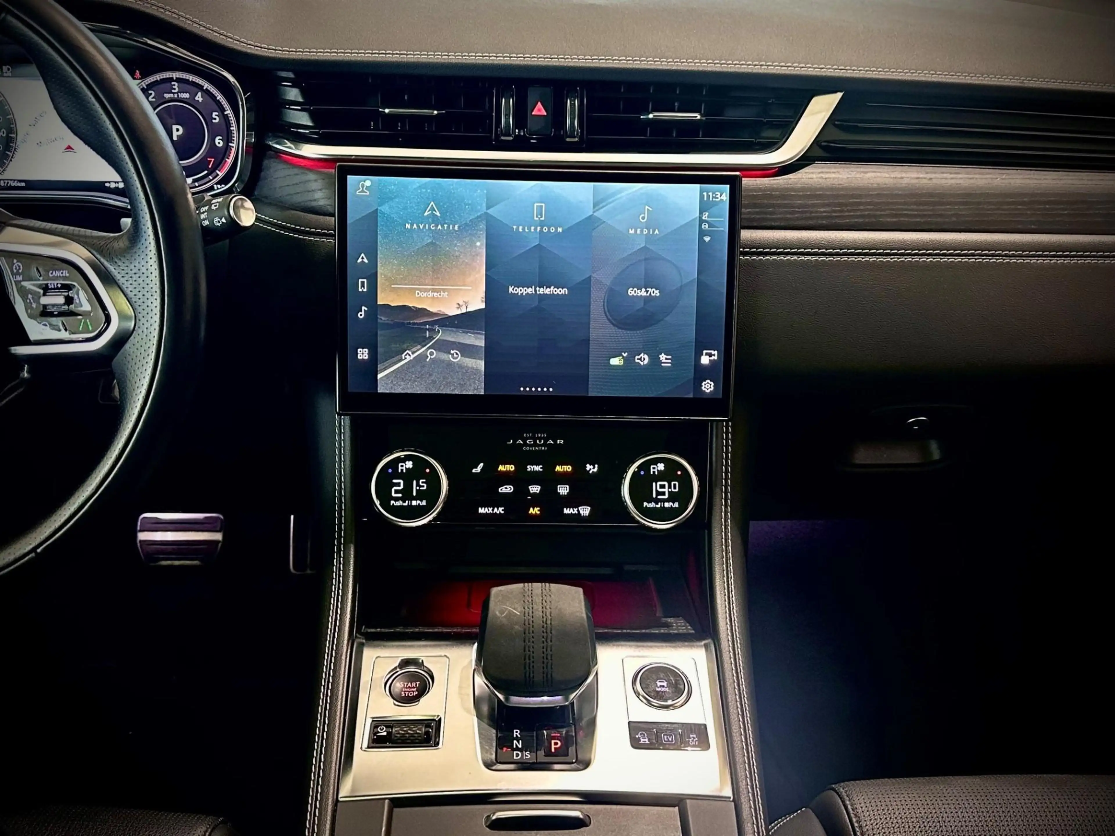 Jaguar F-Pace P400e R-Dynamic Black | Panorama dak | Cold Climat — photo 21