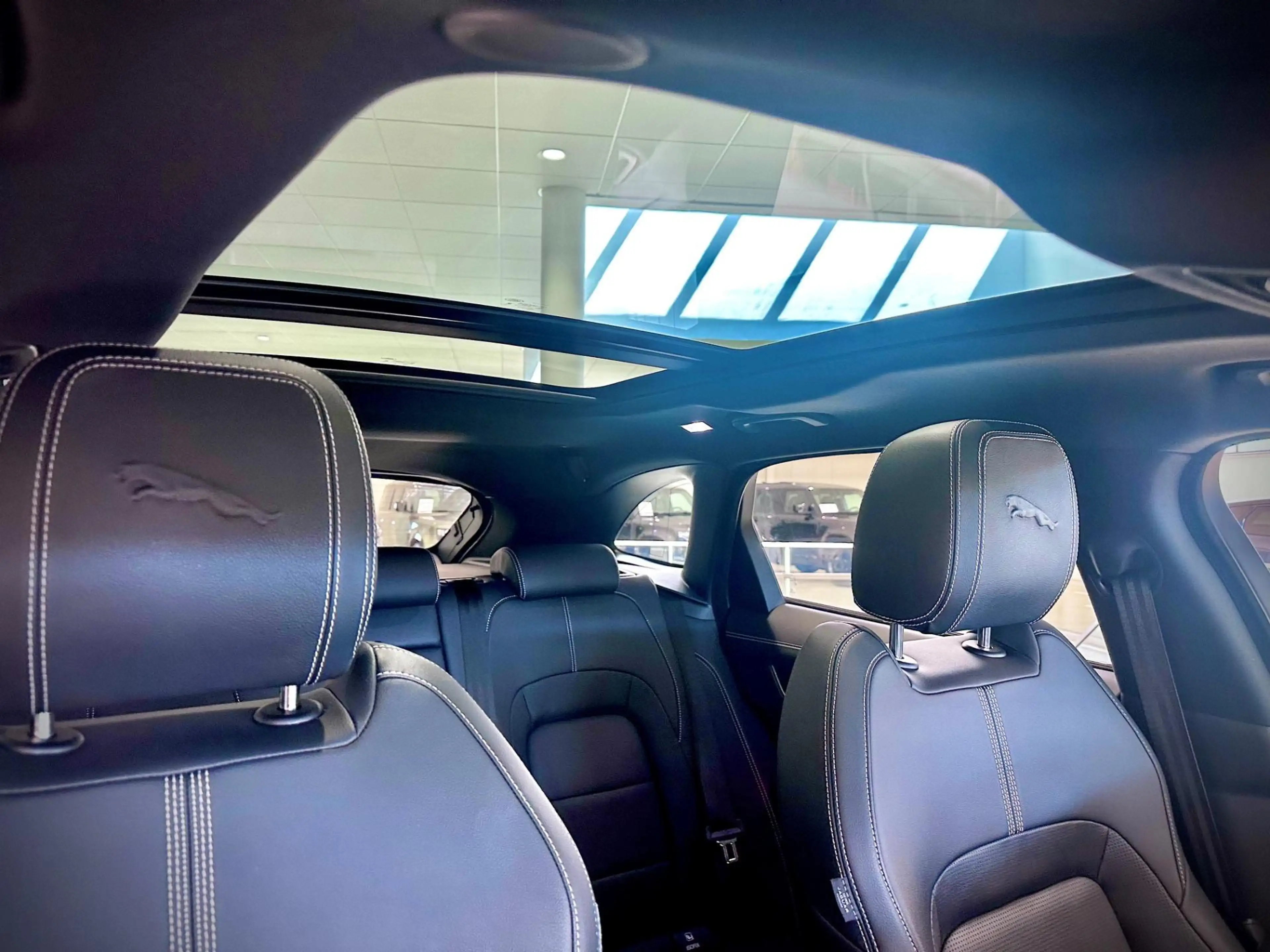 Jaguar F-Pace P400e R-Dynamic Black | Panorama dak | Cold Climat — photo 11