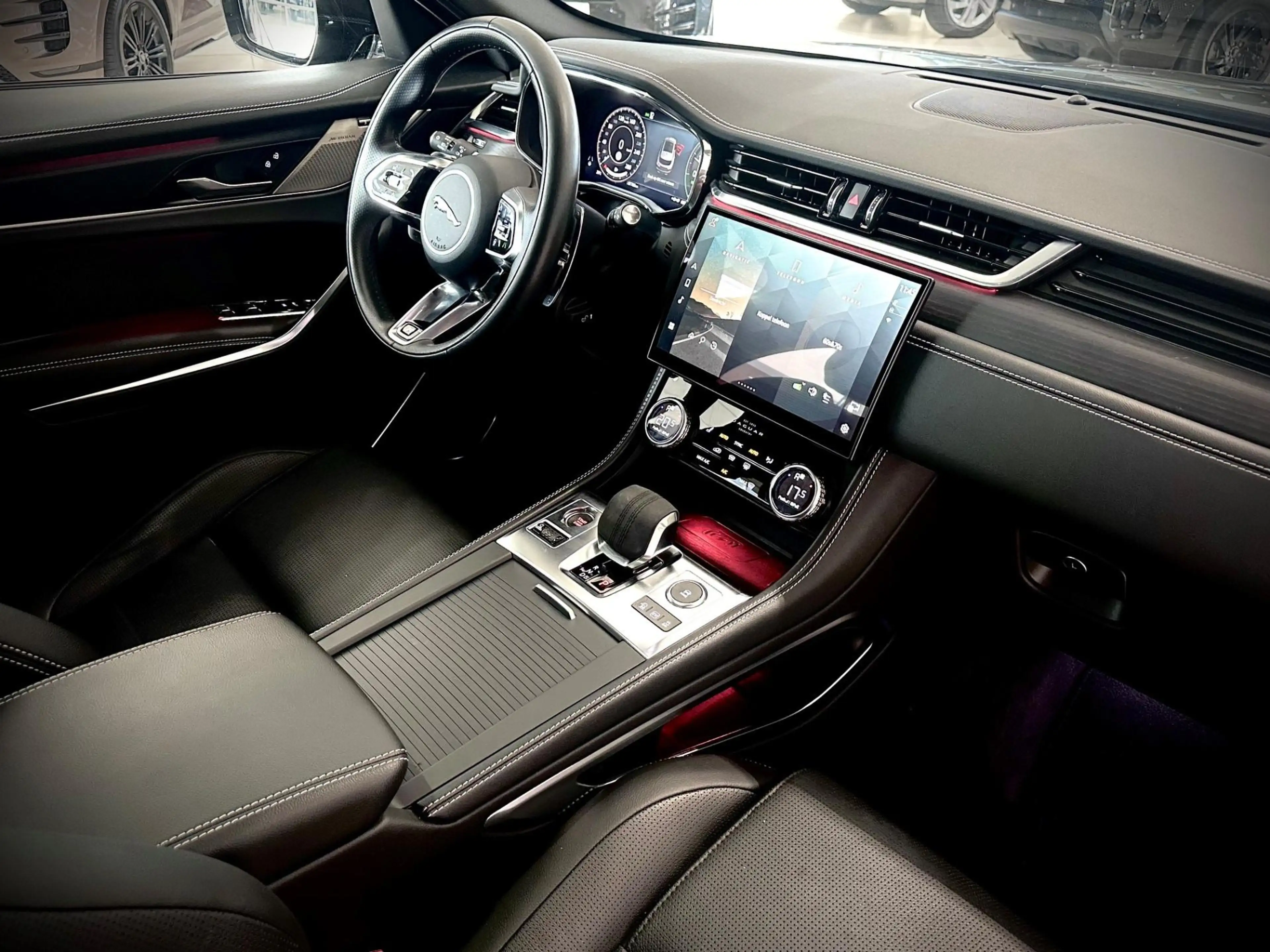 Jaguar F-Pace P400e R-Dynamic Black | Panorama dak | Cold Climat — photo 3
