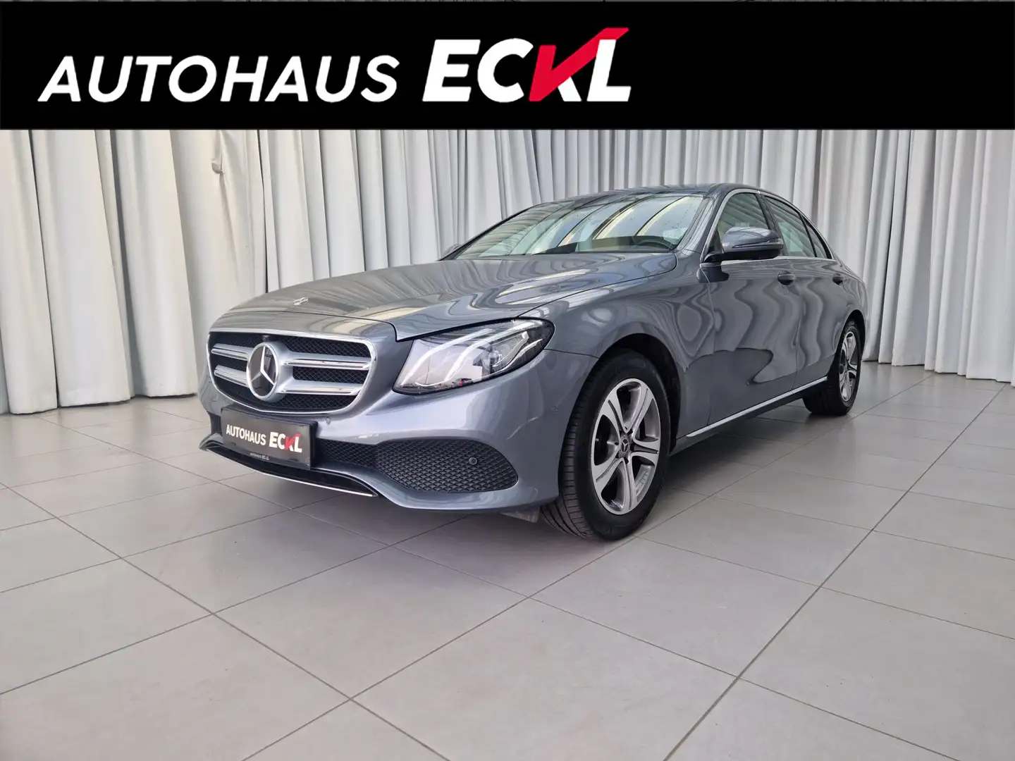 Mercedes-Benz E 200 4MATIC Limousine Grau - 1