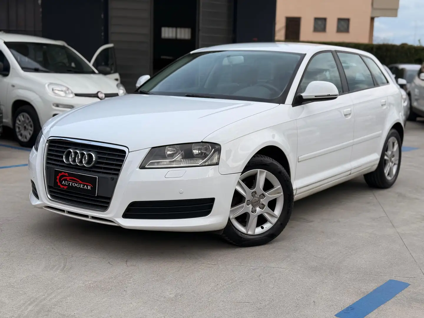 Audi A3 Sportback 1.6 tdi Ambition90cv Wit - 1