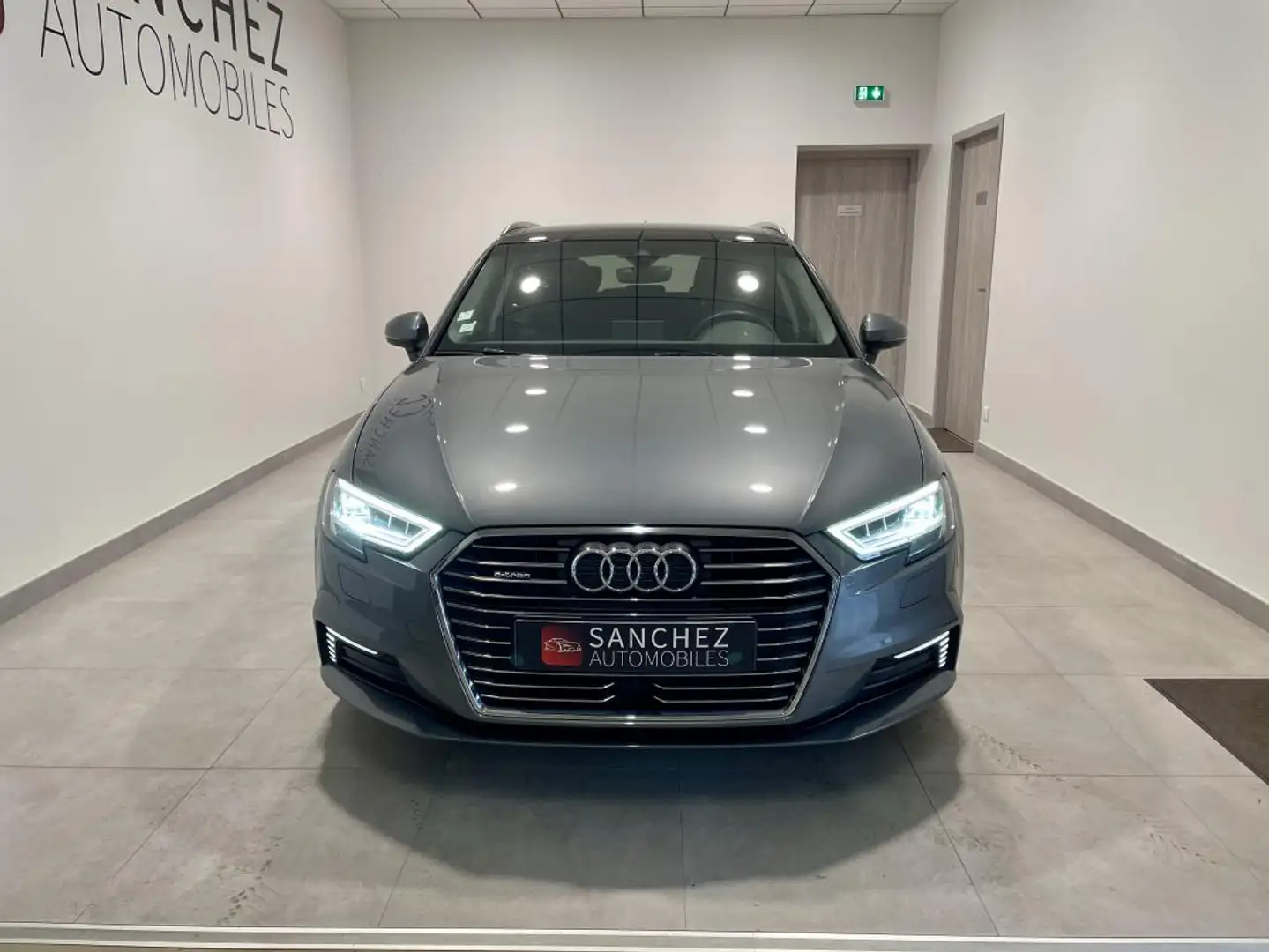 Audi e-tron A3 40 204 CH S tronic 6 DESIGN LUXE Gris - 2