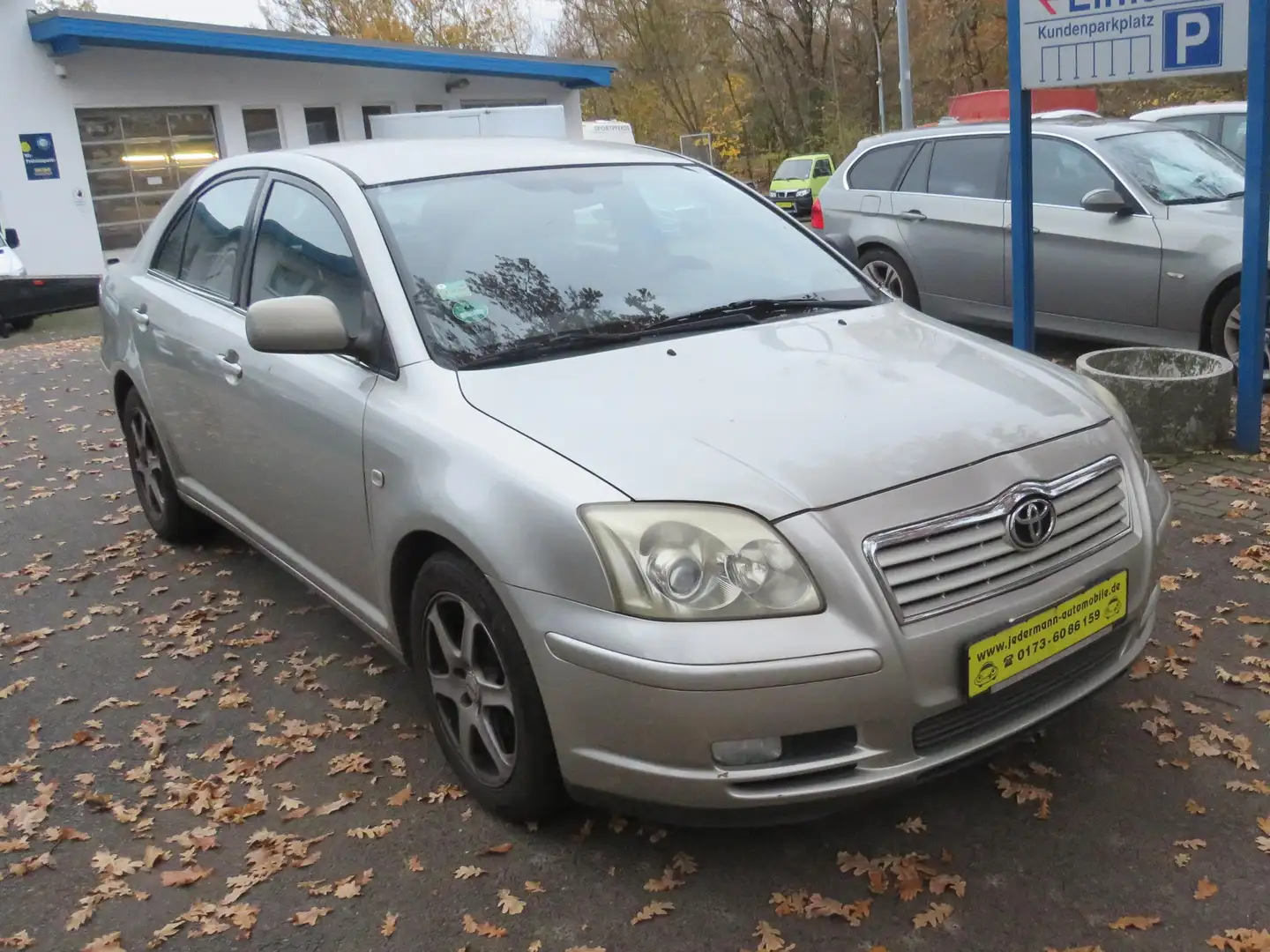 Toyota Avensis 1.8 Sol Liftback Grau - 1