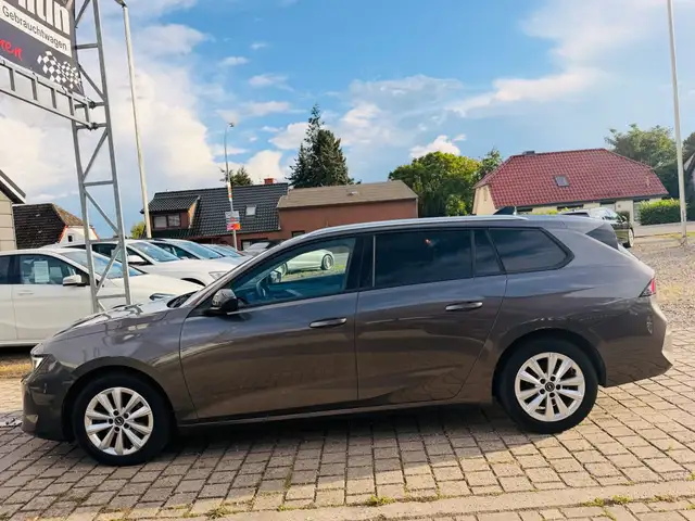 Opel Astra view 4