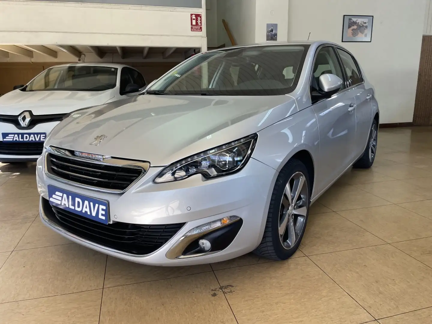 Peugeot 308 1.6 BlueHDi Allure 120 Plateado - 1