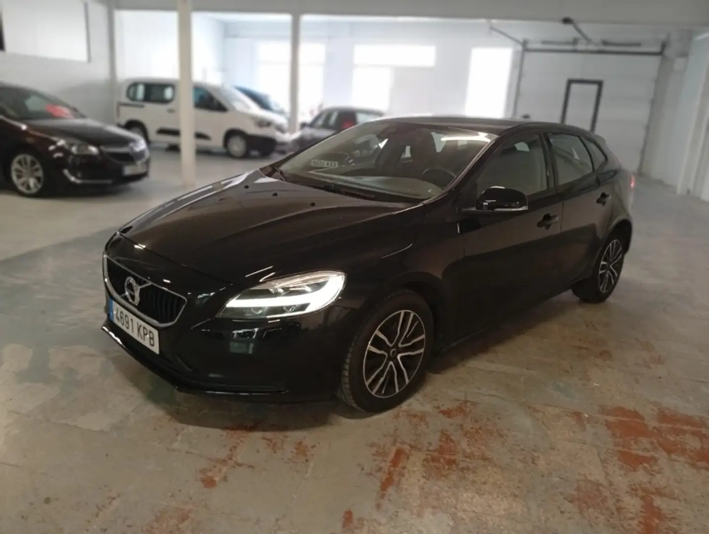 Volvo V40 T2 Momentum Negro - 1