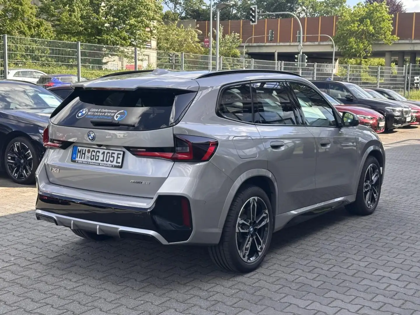 BMW iX1 eDrive20 M Sportpaket //PremiumPaket AHK Grau - 2