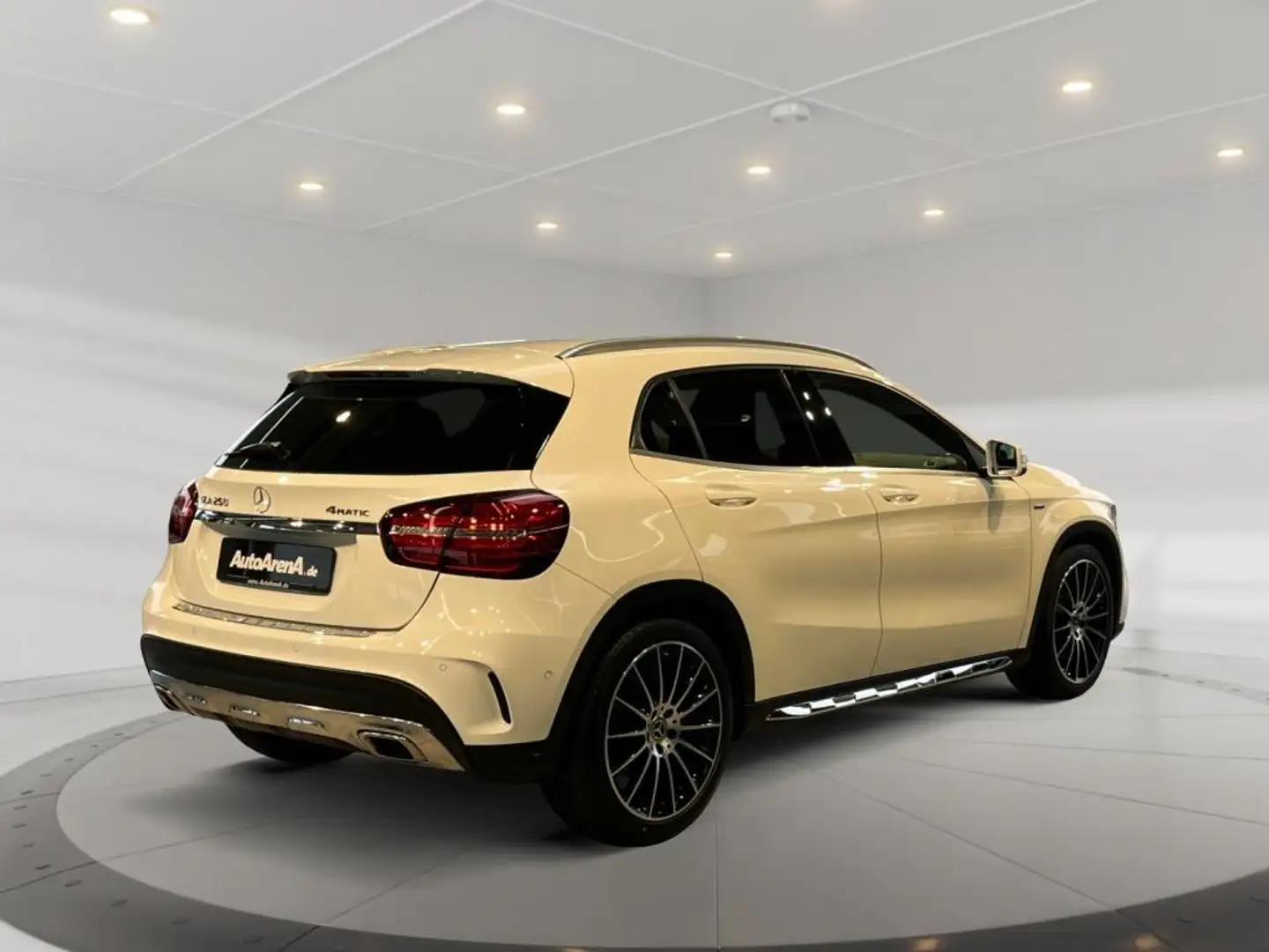 Mercedes-Benz GLA 250 4matic PEAK AMG **Navi+AHK+Totw+Kamera Bílá - 2