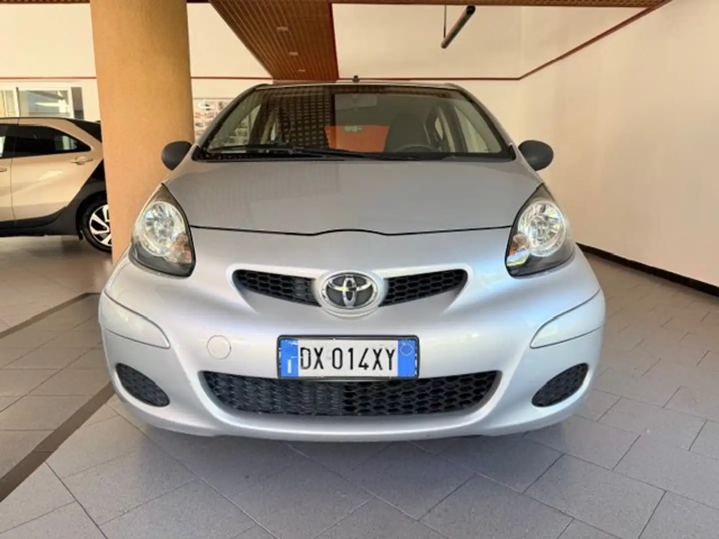 Toyota Aygo 5p 1.0 FL Silber - 2