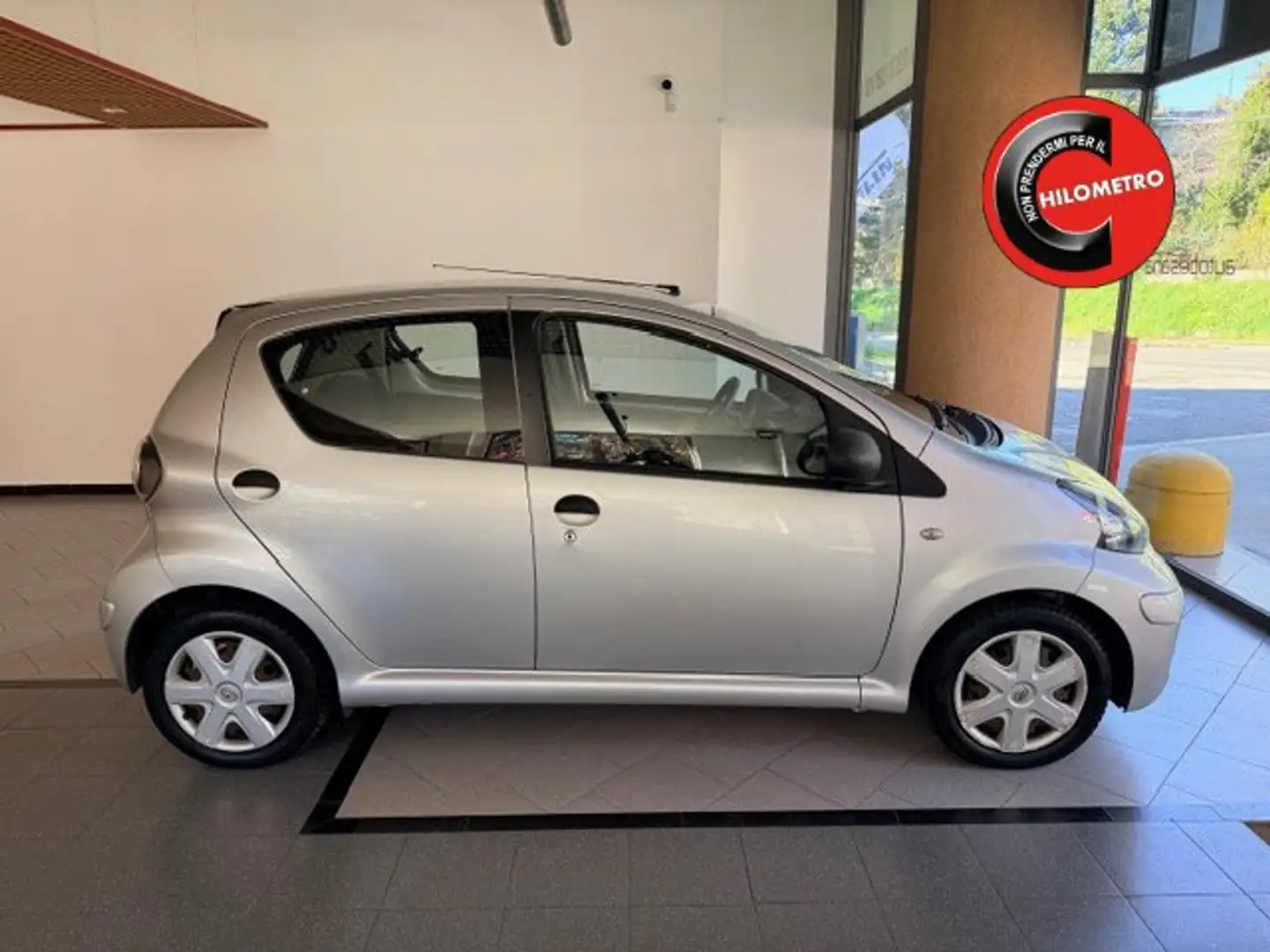 Toyota Aygo 5p 1.0 FL Silber - 1