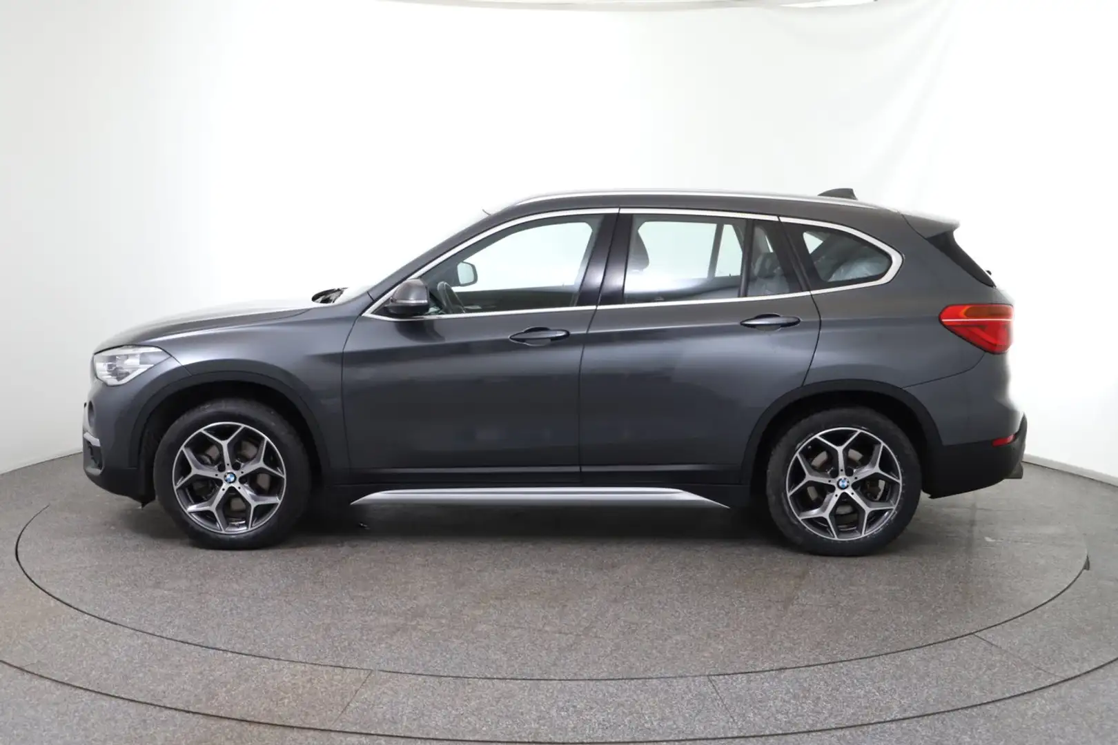 BMW X1 xDrive 20d Aut. Grau - 2