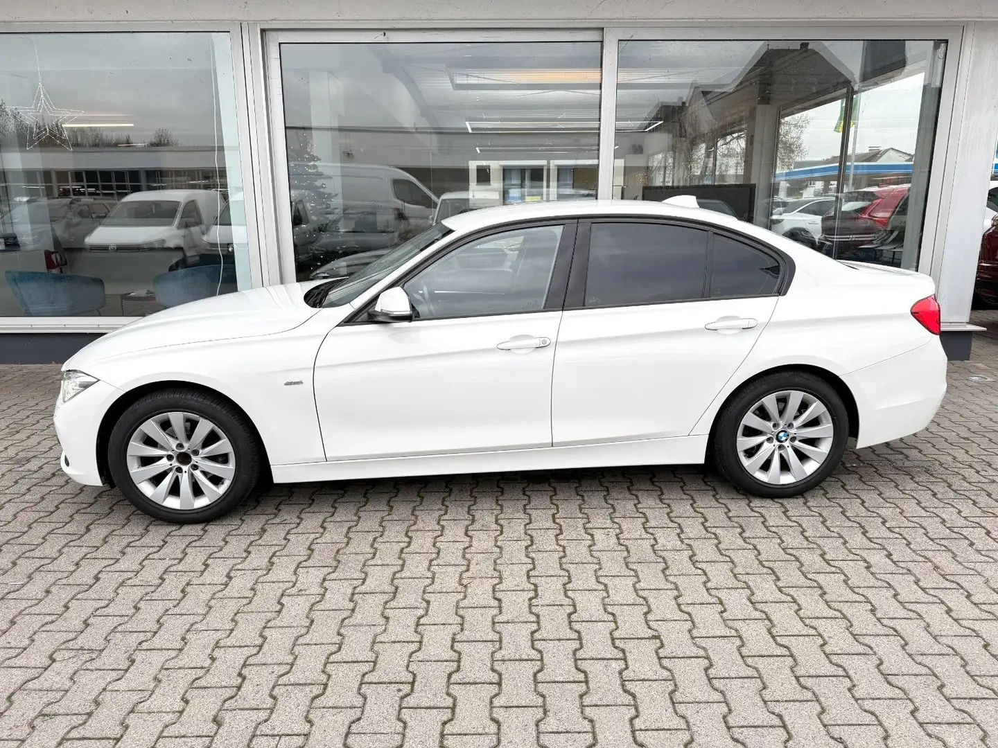 BMW 318 i Lim. Sport Line *1. HAND*NAVI*LED*SITZH* Weiß - 2